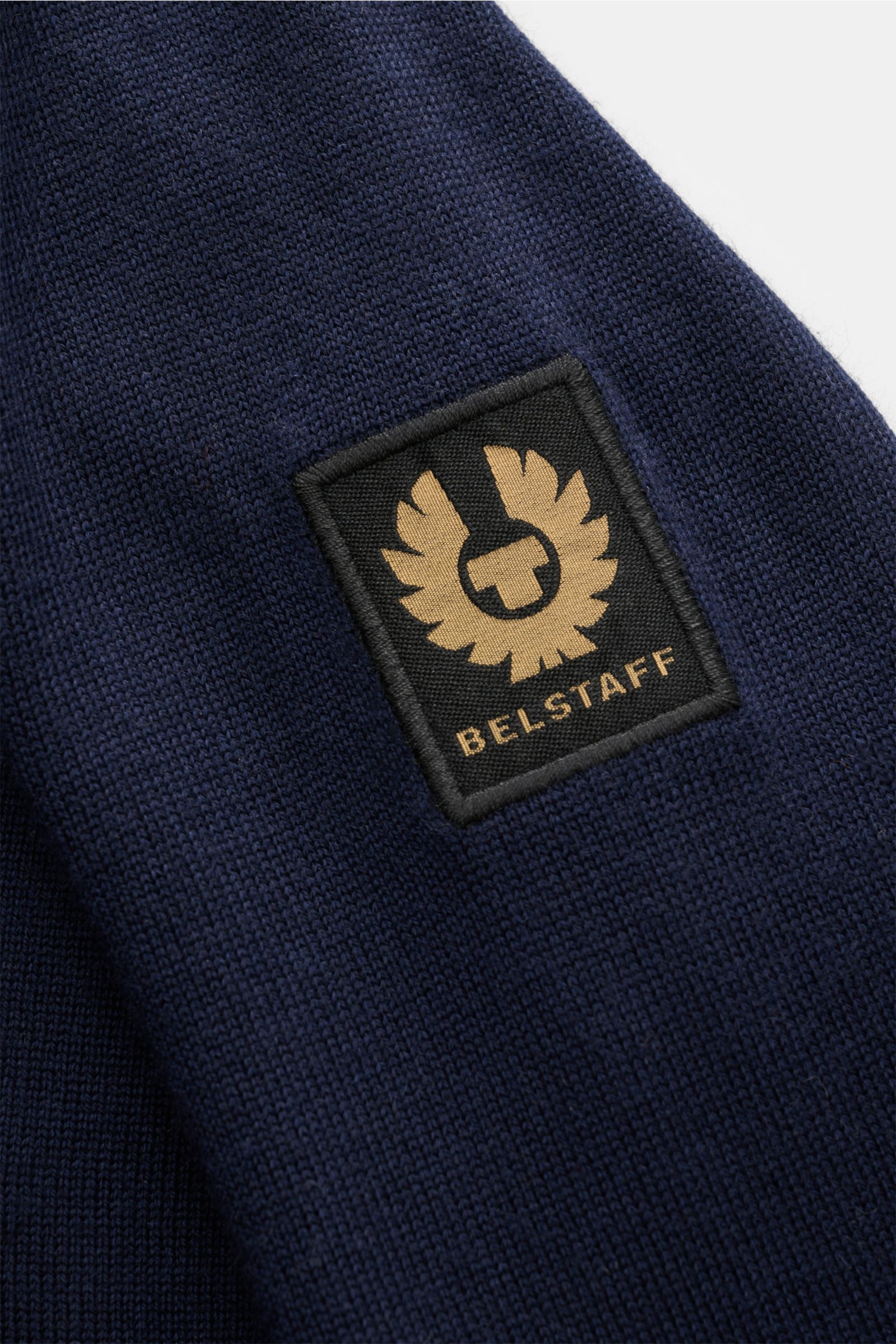 Belstaff Strickjacke 'Kelby' navy, Detailaufnahme des BELSTAFF-Weblabels am Oberarm aus feinem, reiner Wollstrick mit Kontrast.