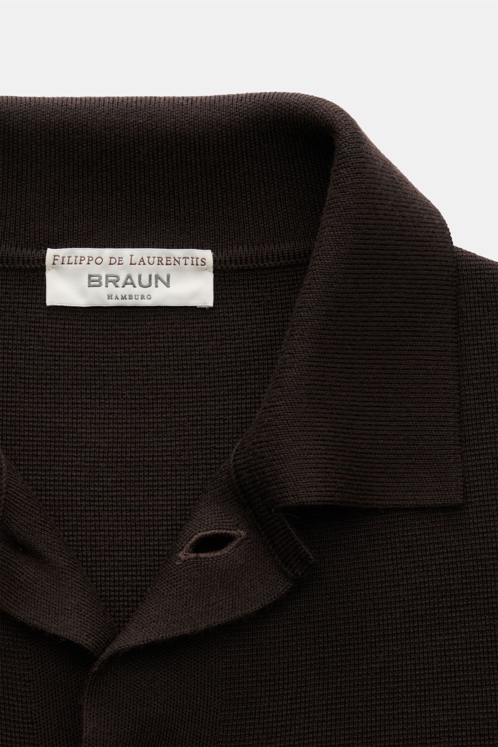 Filippo de Laurentiis Merino Cardigan dunkelbraun, Nahaufnahme von Umlegekragen und feiner Merinowolle mit strukturierter, schwerer Qualität.