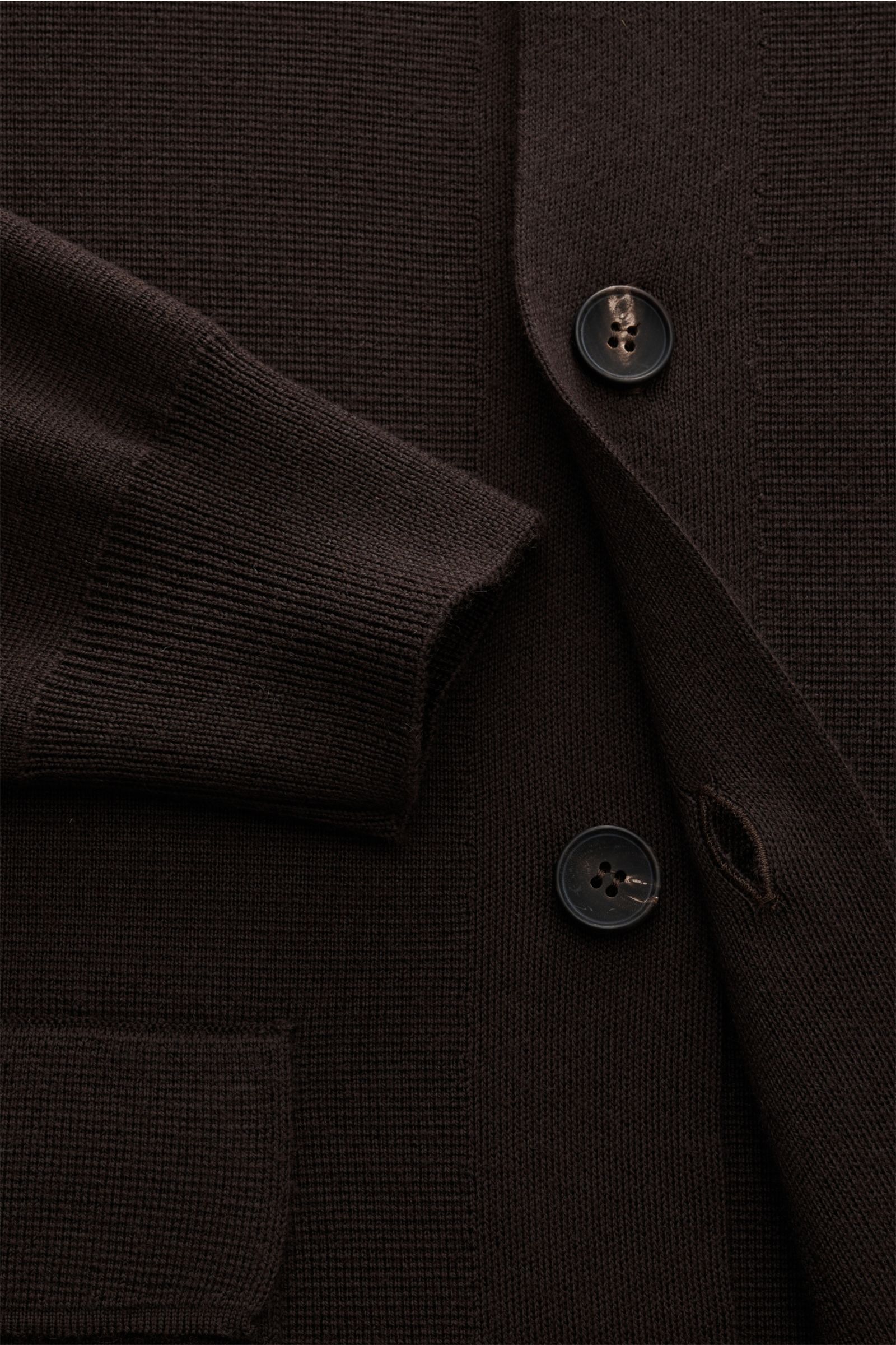 Filippo de Laurentiis Merino Cardigan dunkelbraun, Nahaufnahme von Knopfleiste, Umlegekragen, Rippbündchen, Fronttasche, 100% Merinowolle, Regular Fit.