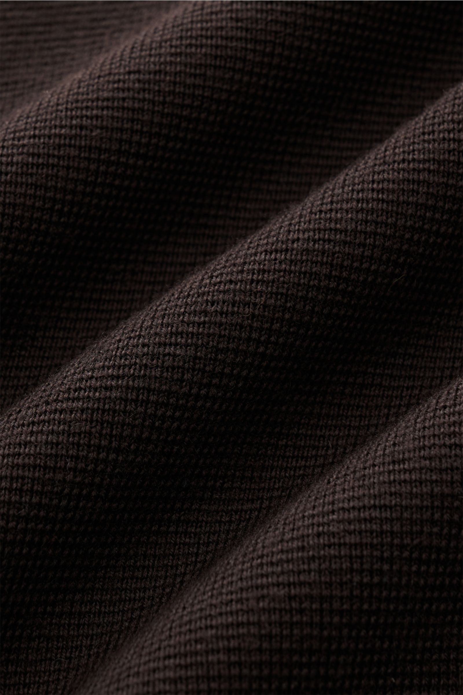 Filippo de Laurentiis Merino Cardigan dunkelbraun, Detailaufnahme der feinen Merinowolle mit strukturierter, schwerer Strickqualität.