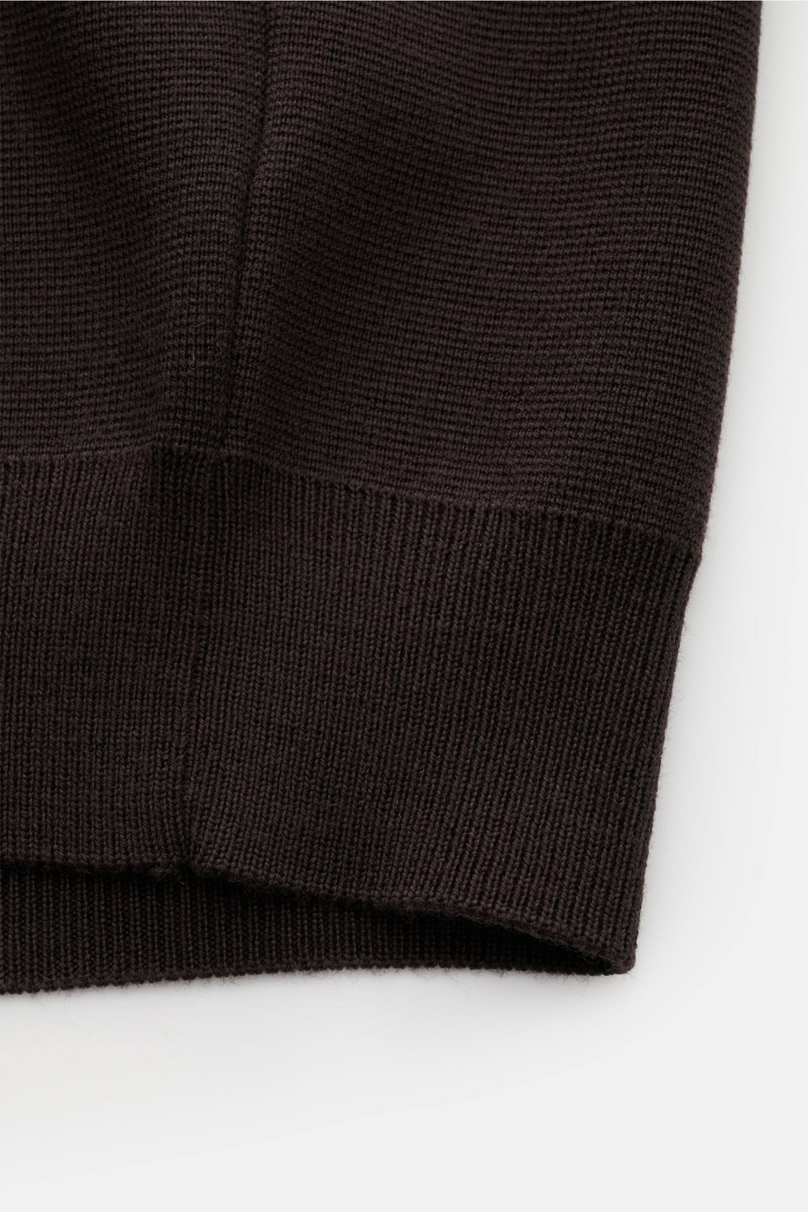 Filippo de Laurentiis Merino Cardigan dunkelbraun, Detailaufnahme der Rippbündchen in schwerer, fein gestrickter Merinowolle, strukturierter Griff.
