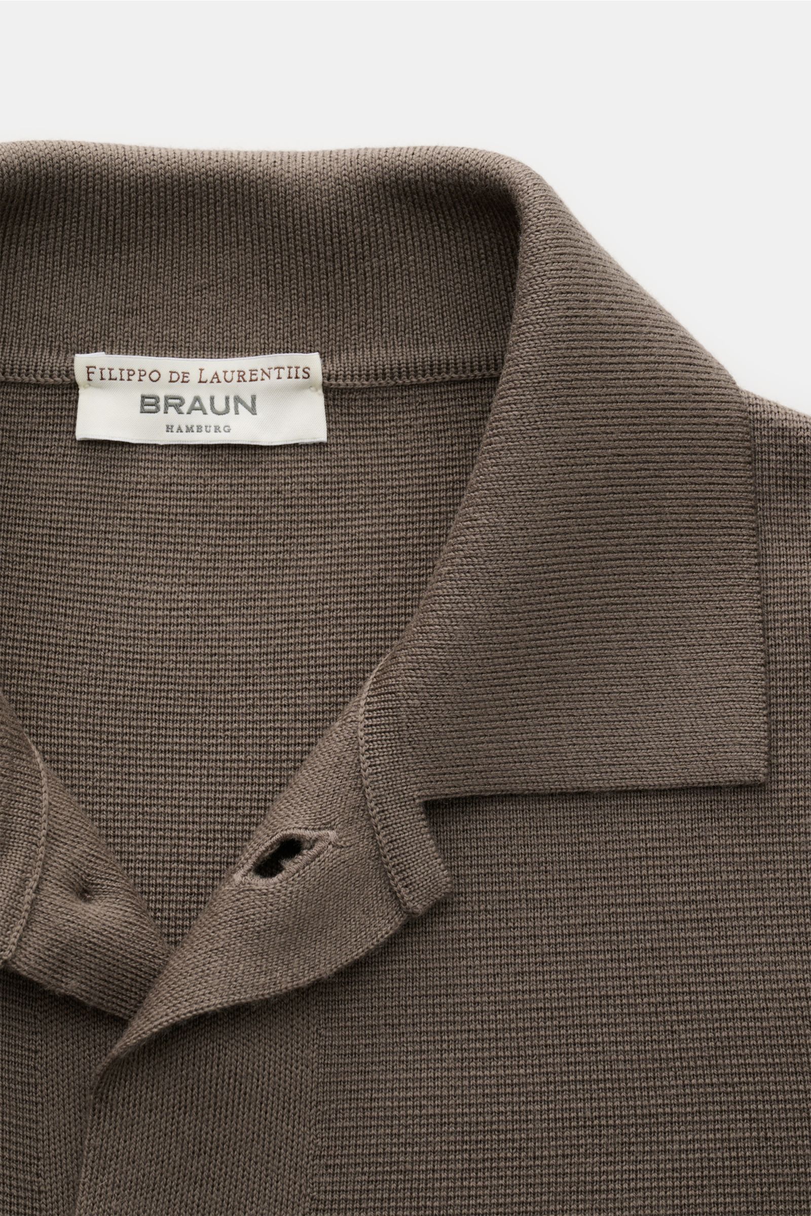 Close-up image of the collar and neckline of the Filippo de Laurentiis Merino Cardigan graugrün, photographed from above, showing its structured knit, folded collar, and buttonhole detail. Für zeitlose Looks im Winter: Der Cardigan von FILIPPO DE LAURENTI