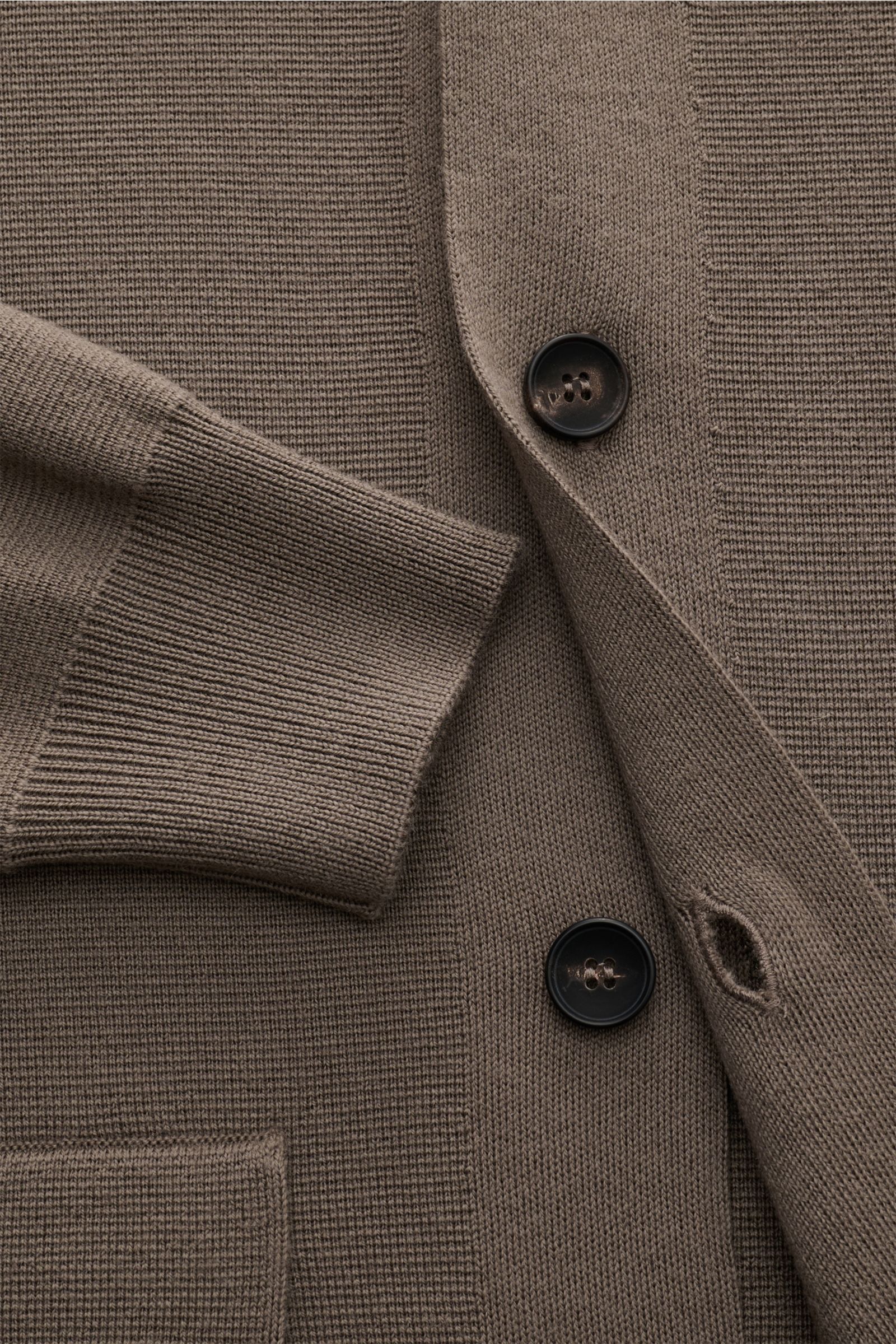 Close-up view of the Filippo de Laurentiis Merino Cardigan graugrün, showcasing the buttoned front, ribbed cuff, and textured knit from a top-down perspective. Für zeitlose Looks im Winter: Der Cardigan von FILIPPO DE LAURENTIIS garantiert Komfort sowie s