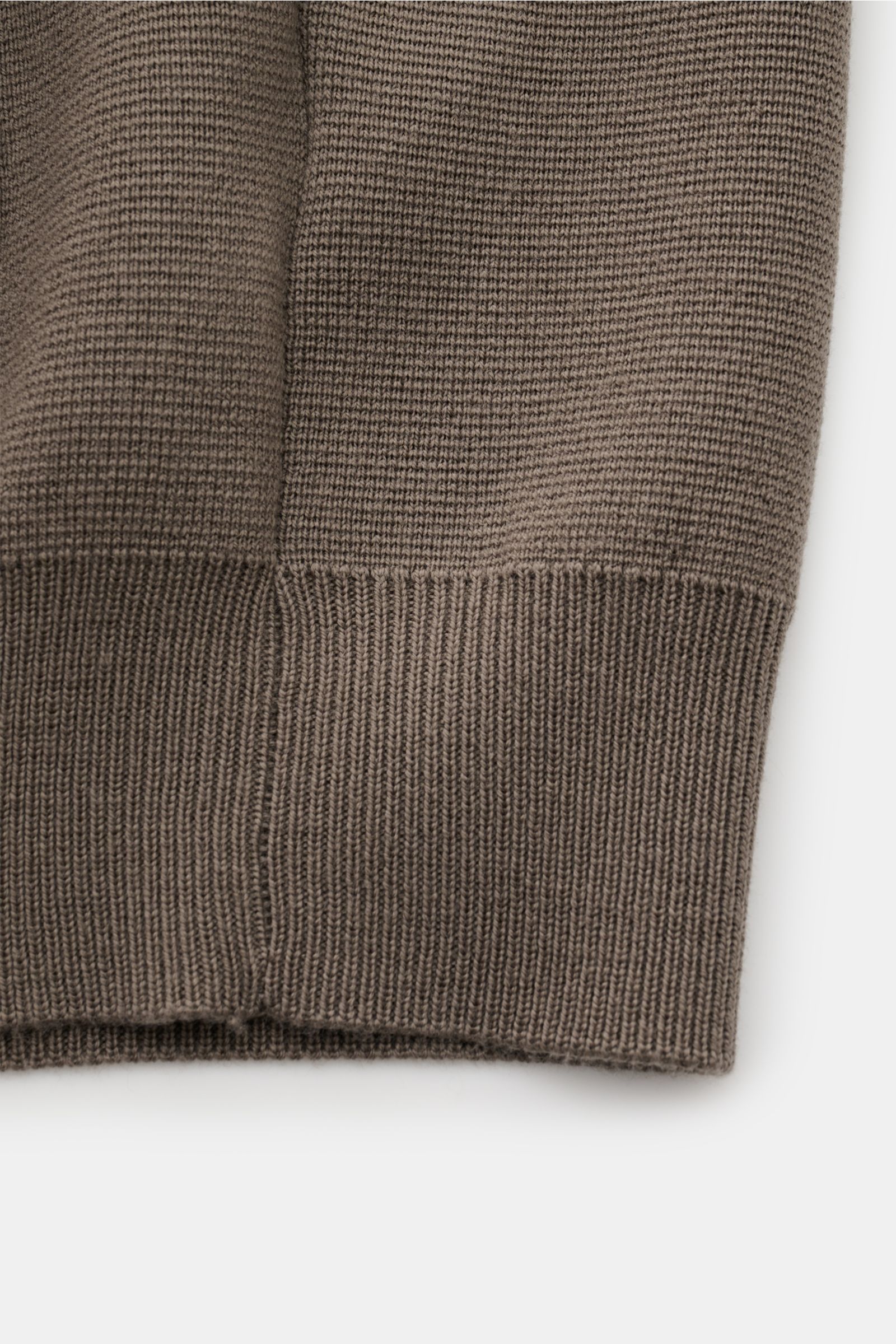 Close-up image from the front perspective showing the ribbed cuff and textured knit fabric of the Filippo de Laurentiis Merino Cardigan graugrün, made from 100% pure merino wool, featuring a structured feel, heavy fine knit quality, regular fit, full butt