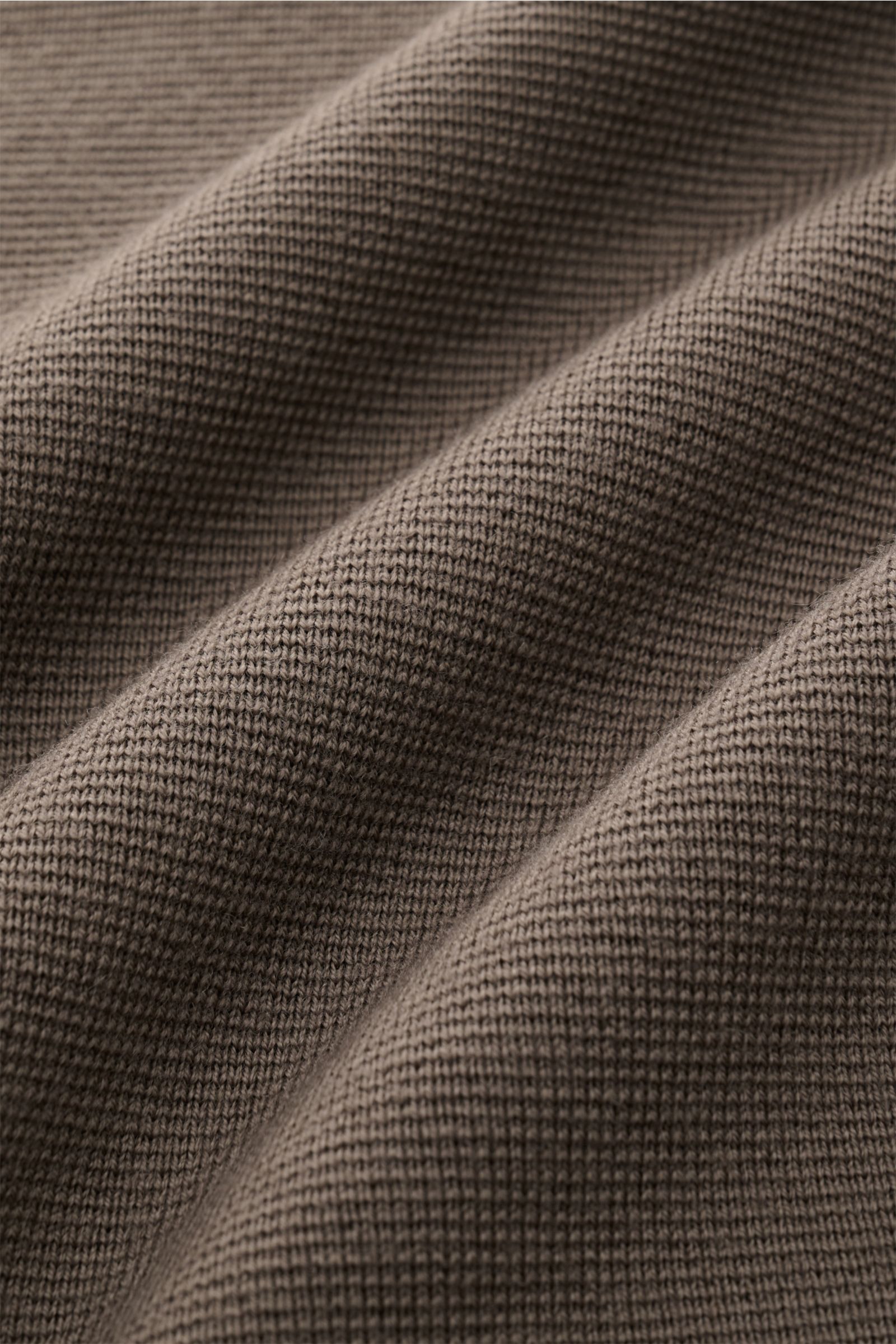 Close-up front view of the Filippo de Laurentiis Merino Cardigan graugrün showing its fine, structured knit fabric made of 100% pure merino wool. Für zeitlose Looks im Winter: Der Cardigan von FILIPPO DE LAURENTIIS garantiert Komfort sowie stilvolle Elega