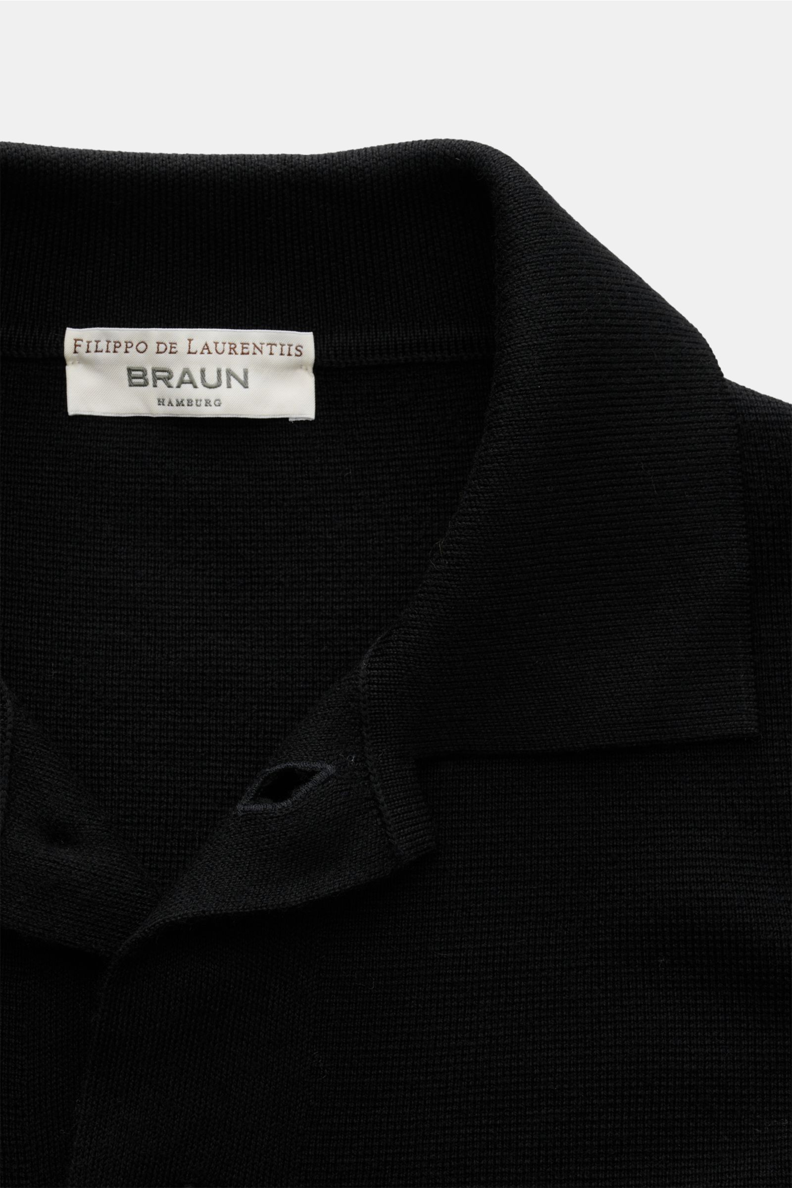 Close-up front view of the Filippo de Laurentiis Merino Cardigan schwarz, showcasing its structured collar and fine knit texture. Für zeitlose Looks im Winter: Der Cardigan von FILIPPO DE LAURENTIIS garantiert Komfort sowie stilvolle Eleganz und hält mit 