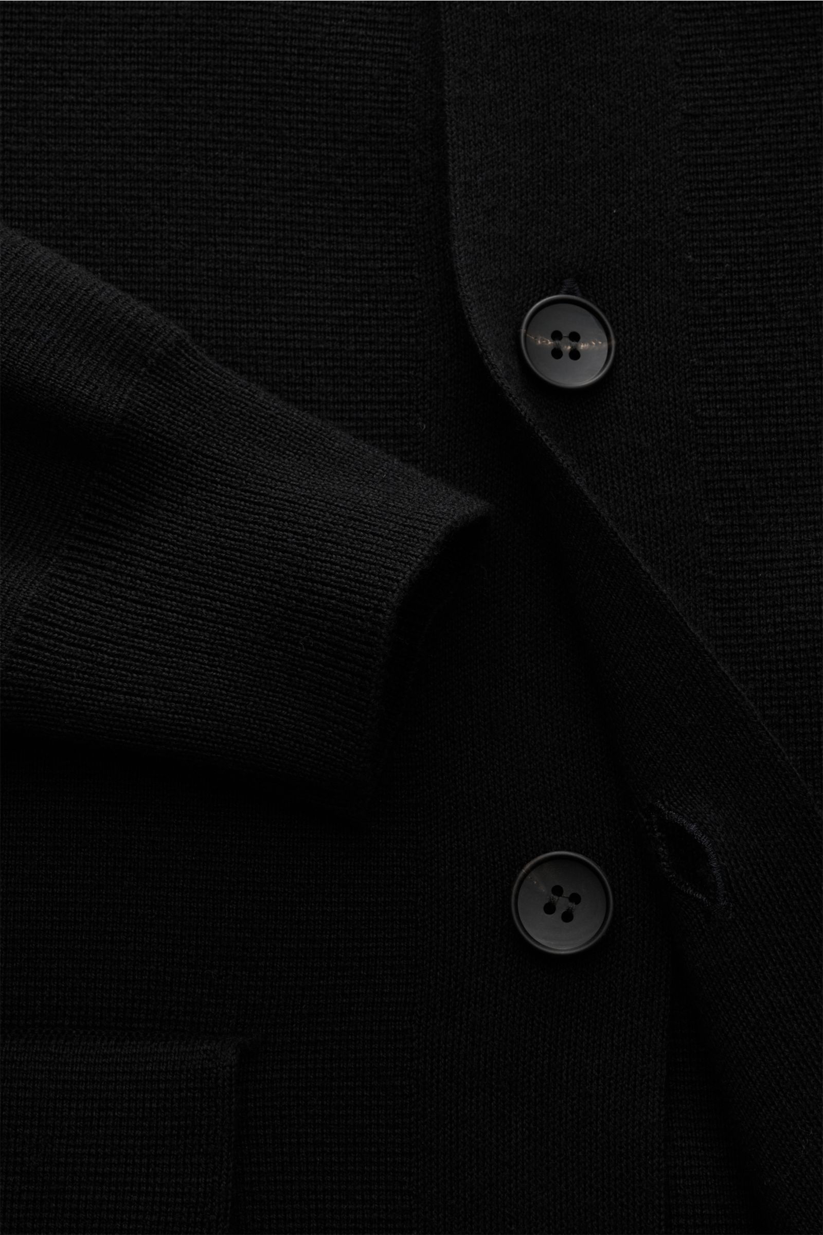 Close-up front view of the Filippo de Laurentiis Merino Cardigan schwarz showing fine knit texture, buttons, cuff, and pocket details. Für zeitlose Looks im Winter: Der Cardigan von FILIPPO DE LAURENTIIS garantiert Komfort sowie stilvolle Eleganz und hält