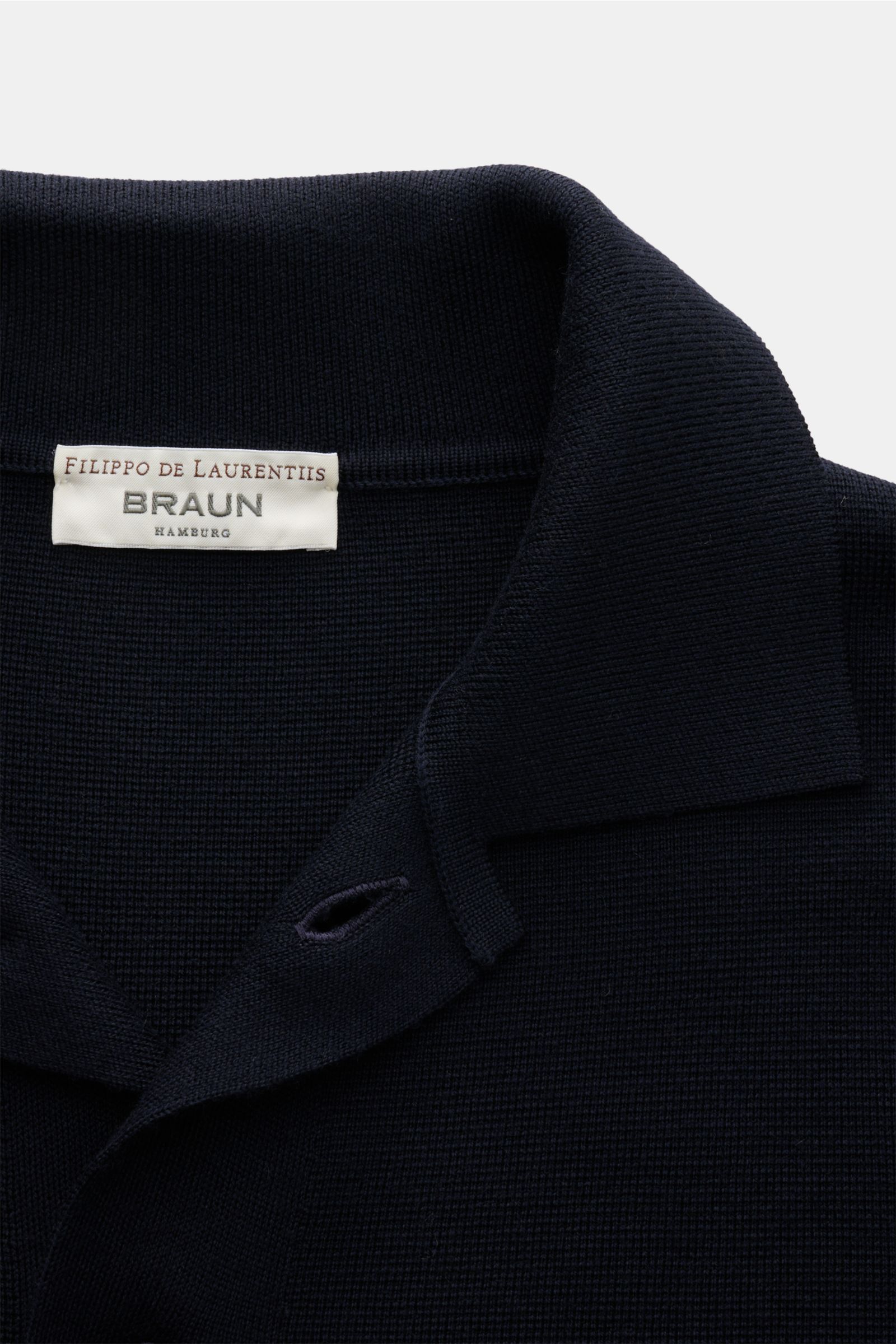 Filippo de Laurentiis Merino Cardigan navy in Nahaufnahme von oben, strukturierte Merinowolle, Umlegekragen, Knopfloch sichtbar, feine Qualität.