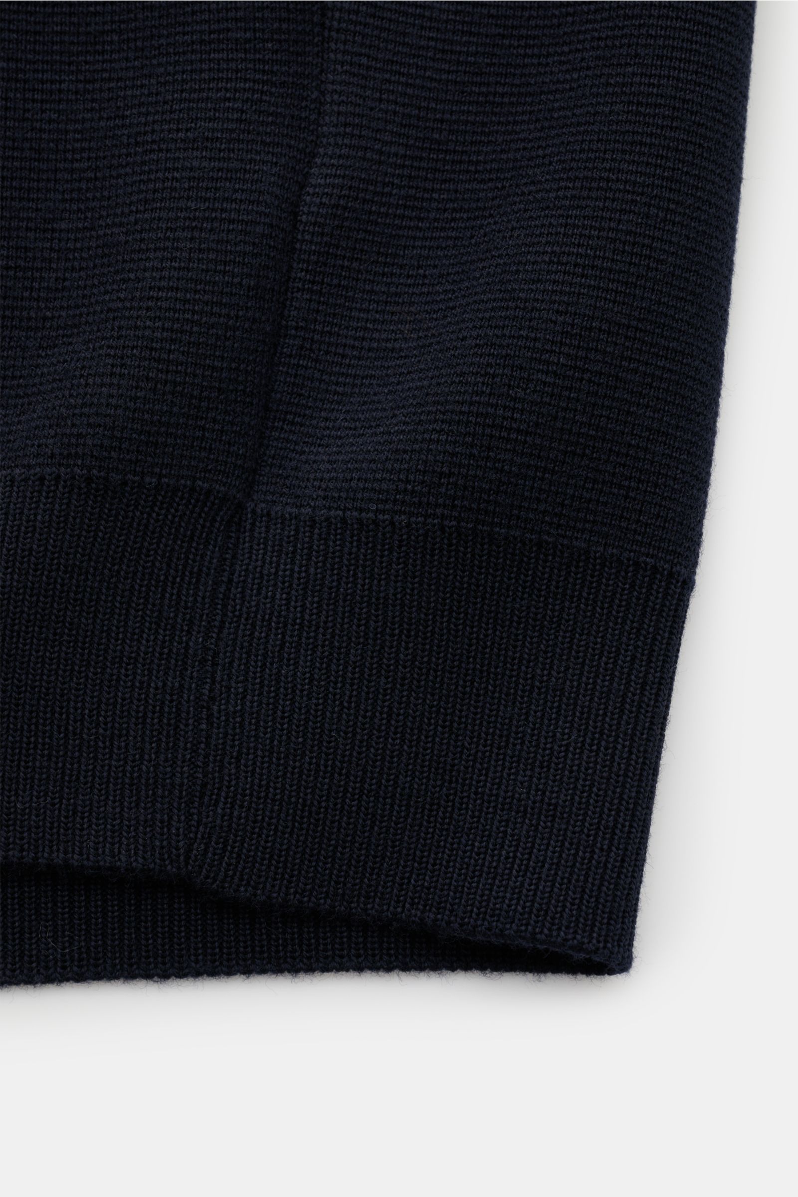 Nahaufnahme des navyfarbenen Filippo de Laurentiis Merino Cardigan navy von unten, zeigt Rippbündchen und strukturierte Merinowolle.