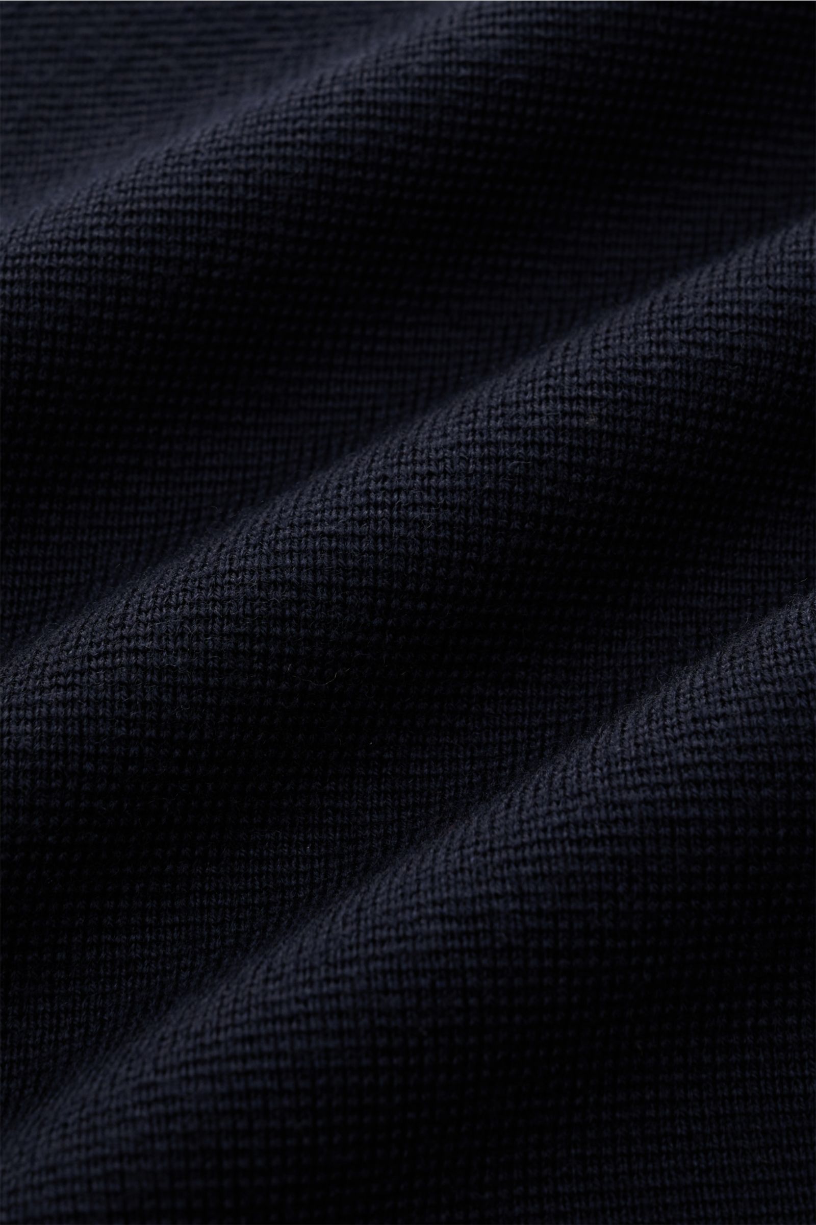 Dunkelblauer Stoff des Filippo de Laurentiis Merino Cardigan navy mit strukturierter, schwerer Merinowolle, Detailaufnahme aus Nahperspektive.