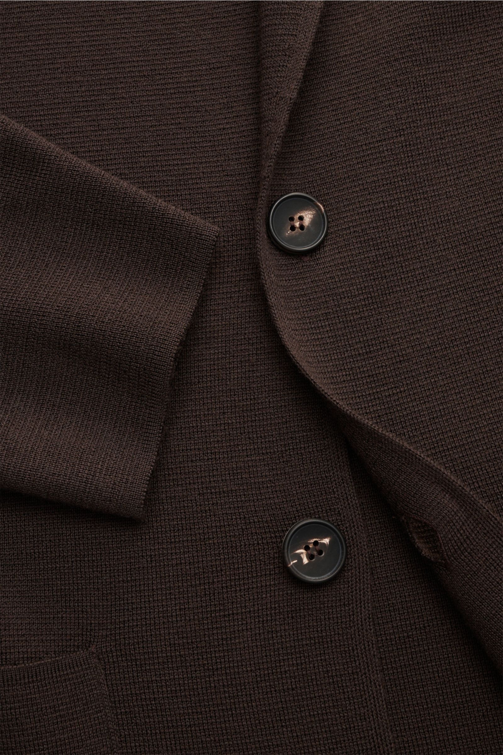 Filippo de Laurentiis Merino Cardigan dunkelbraun aus reiner Merinowolle, Slim Fit, schwere fein gestrickte Qualität, strukturierter Griff, Zwei-Knopf-Leiste, Reverskragen, aufgesetzte Fronttaschen, Detailaufnahme von vorne.