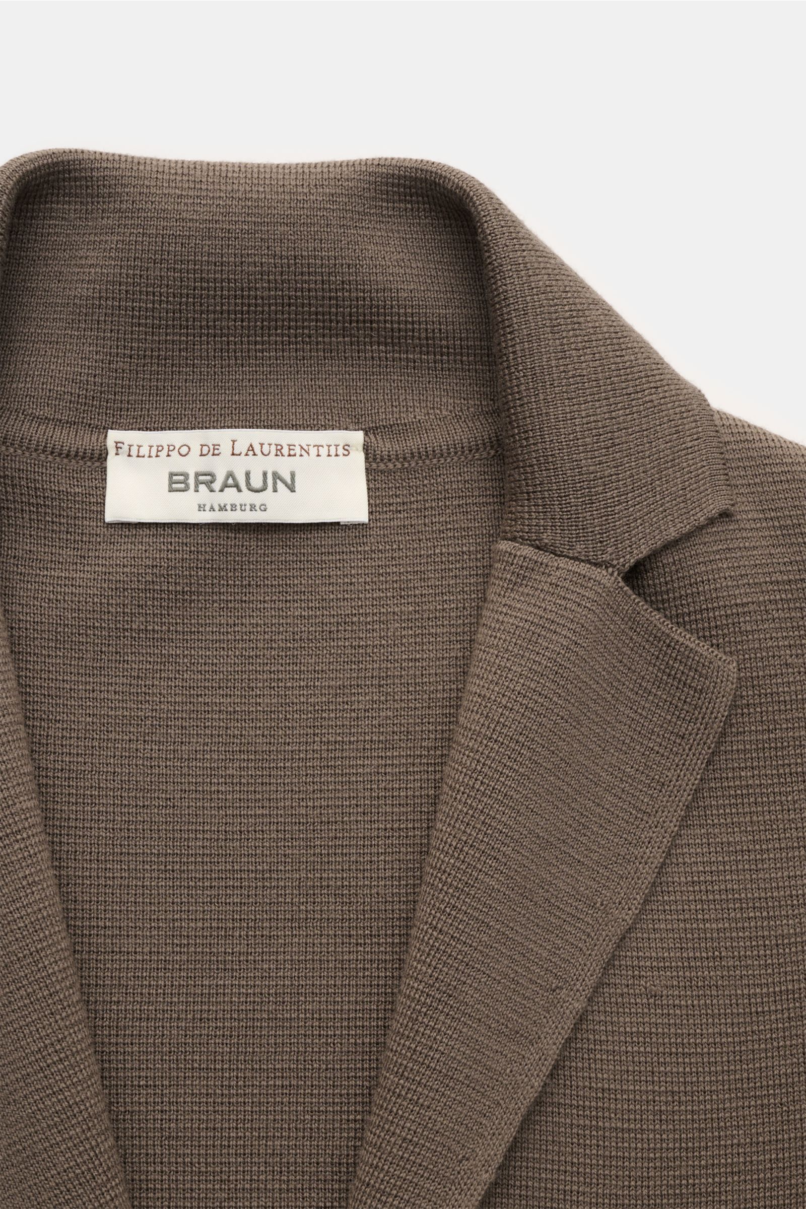 Filippo de Laurentiis Merino Cardigan khaki in Slim Fit, aus schwerer, fein gestrickter reiner Merinowolle, strukturierter Griff, Zwei-Knopf-Leiste, Reverskragen, aufgesetzte Fronttaschen, Detailfoto von oben.