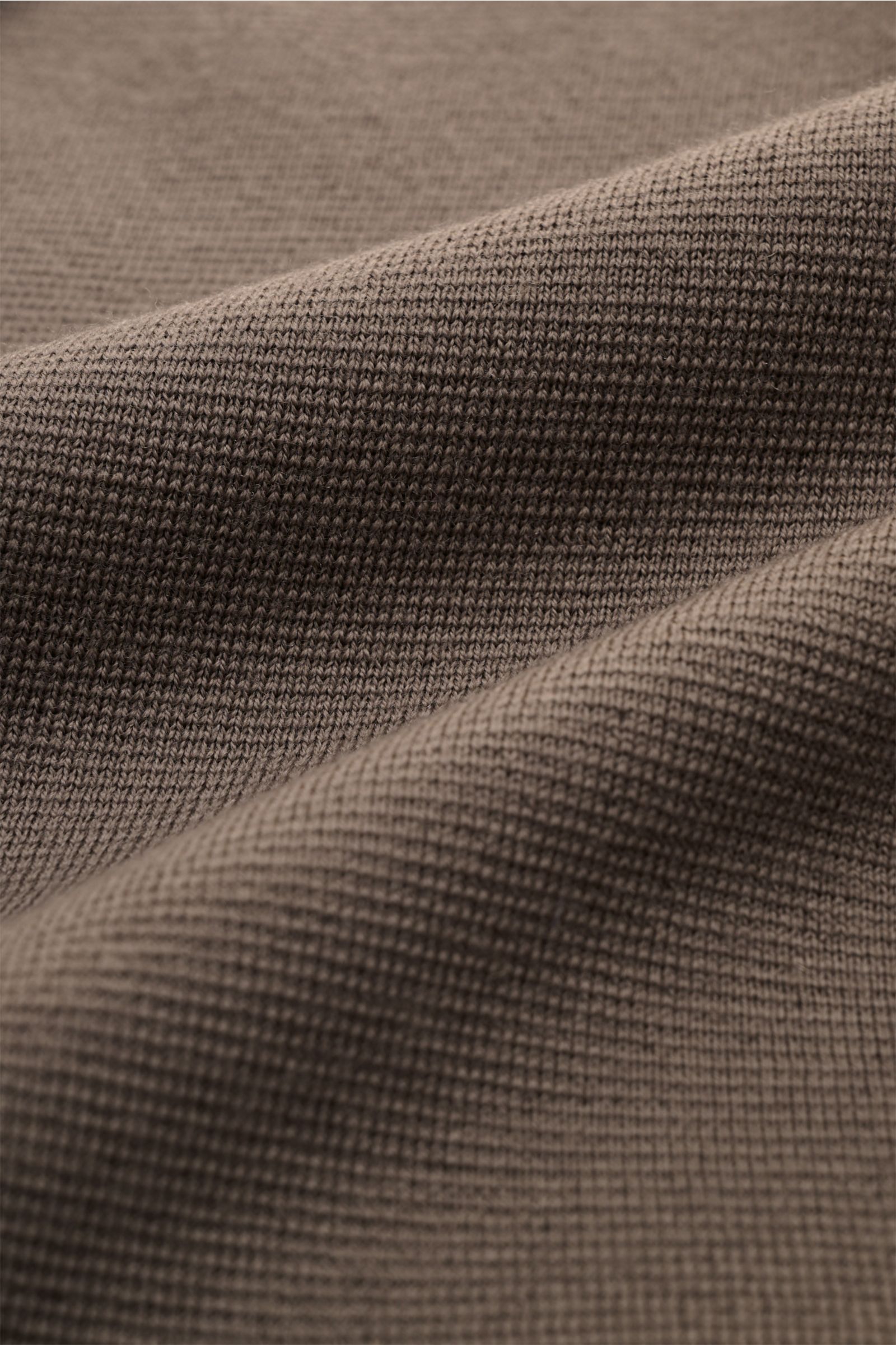 Filippo de Laurentiis Merino Cardigan khaki Nahaufnahme von schwerer, fein gestrickter Merinowolle mit strukturiertem Griff, Slim Fit, Reverskragen, Zwei-Knopf-Leiste und aufgesetzten Fronttaschen.