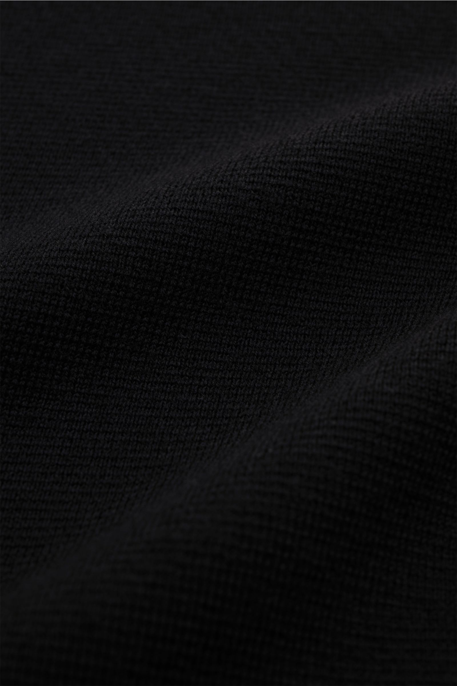 Nahaufnahme des schwarzen Filippo de Laurentiis Merino Cardigan Slim Fit, reine Merinowolle, schwere, fein gestrickte Qualität, strukturierter Griff.