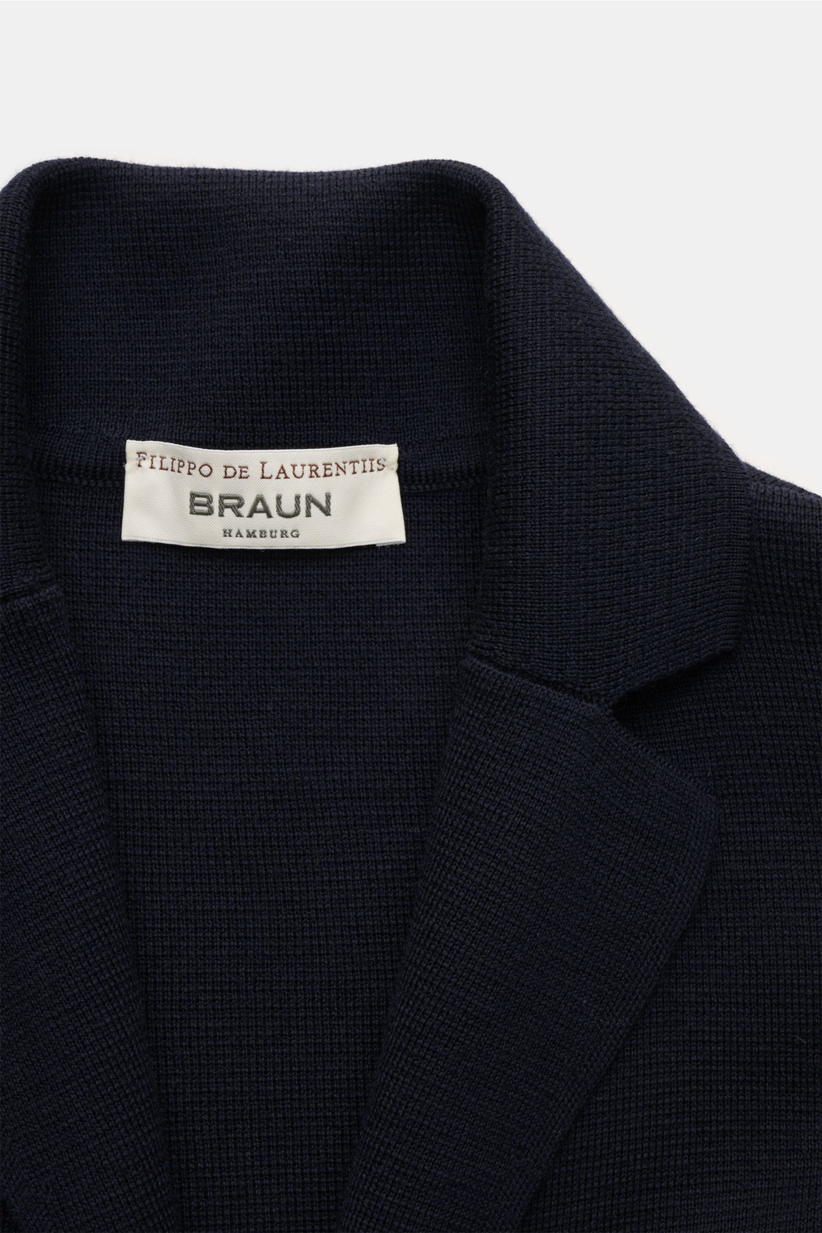 Filippo de Laurentiis Merino Cardigan navy, Detailaufnahme von oben, reine Merinowolle, schwere fein gestrickte Qualität, strukturierter Griff, Slim Fit, Zwei-Knopf-Leiste, Reverskragen, aufgesetzte Fronttaschen.