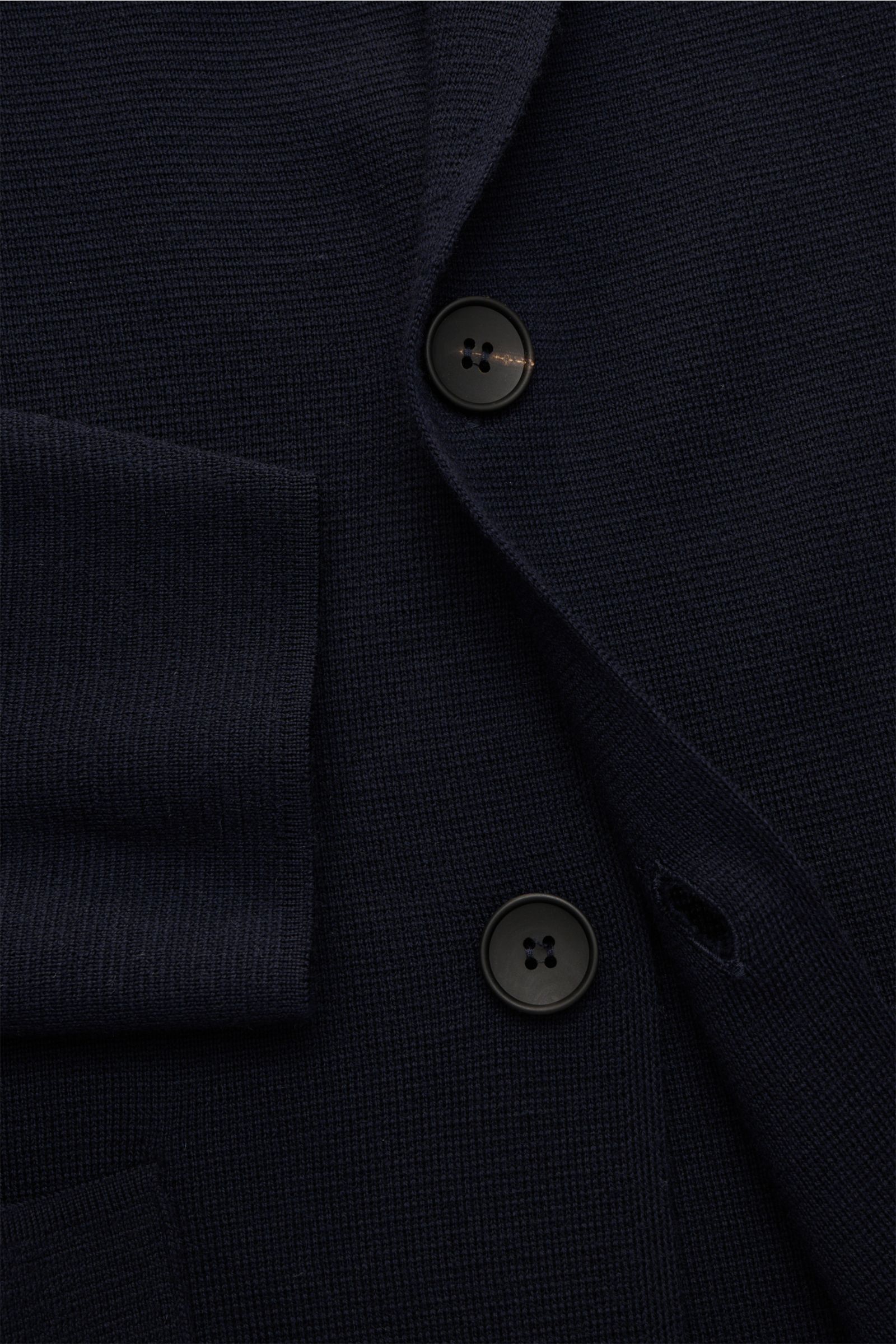 Filippo de Laurentiis Merino Cardigan navy, Detailfoto von vorne, reine Merinowolle, schwere fein gestrickte Qualität, strukturierter Griff, Slim Fit, Zwei-Knopf-Leiste, Reverskragen, aufgesetzte Fronttaschen.