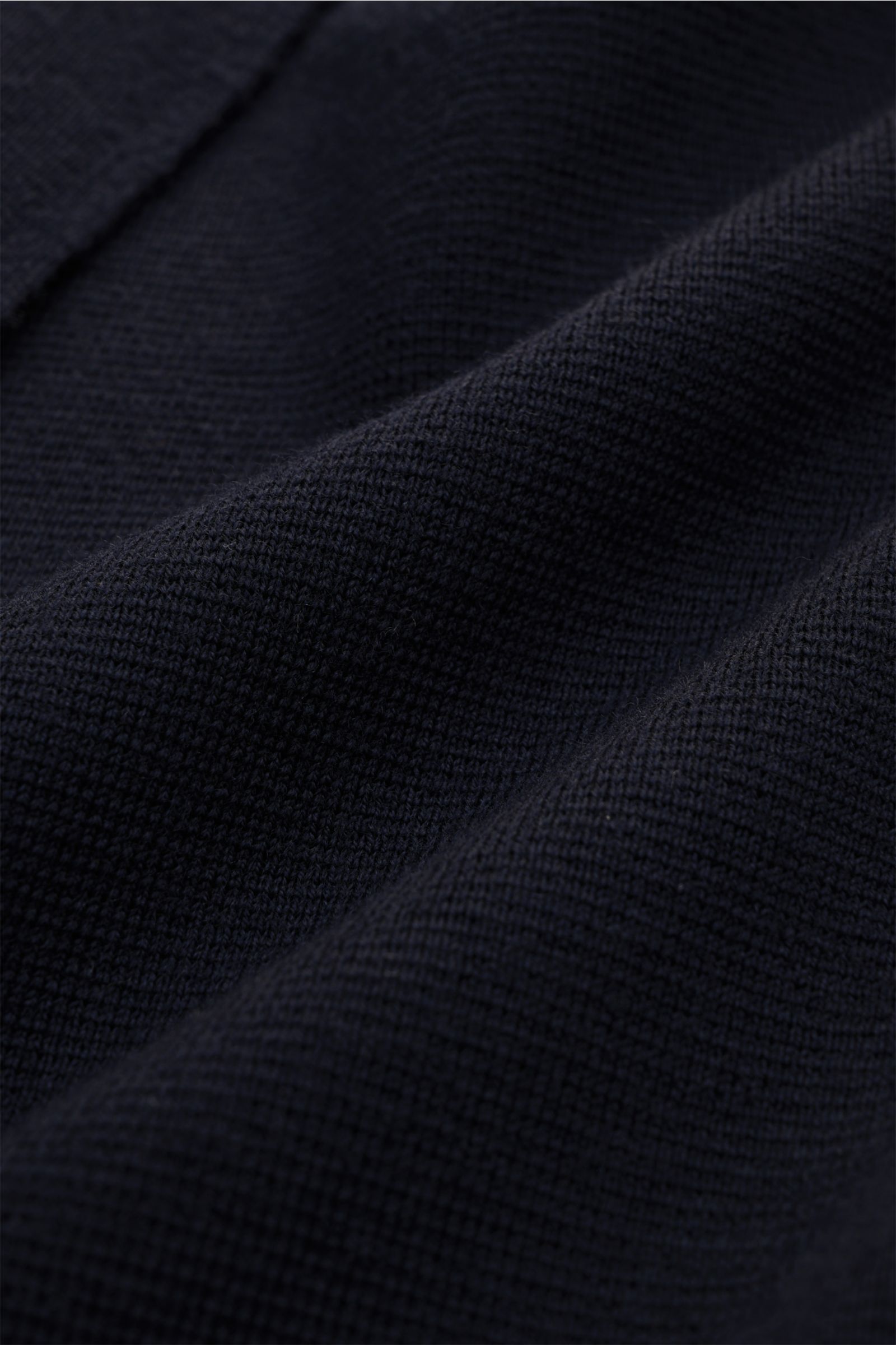 Filippo de Laurentiis Merino Cardigan navy Detailaufnahme von schwerer, fein gestrickter Merinowolle mit strukturiertem Griff. Slim Fit, Zwei-Knopf-Leiste, Reverskragen, aufgesetzte Fronttaschen.