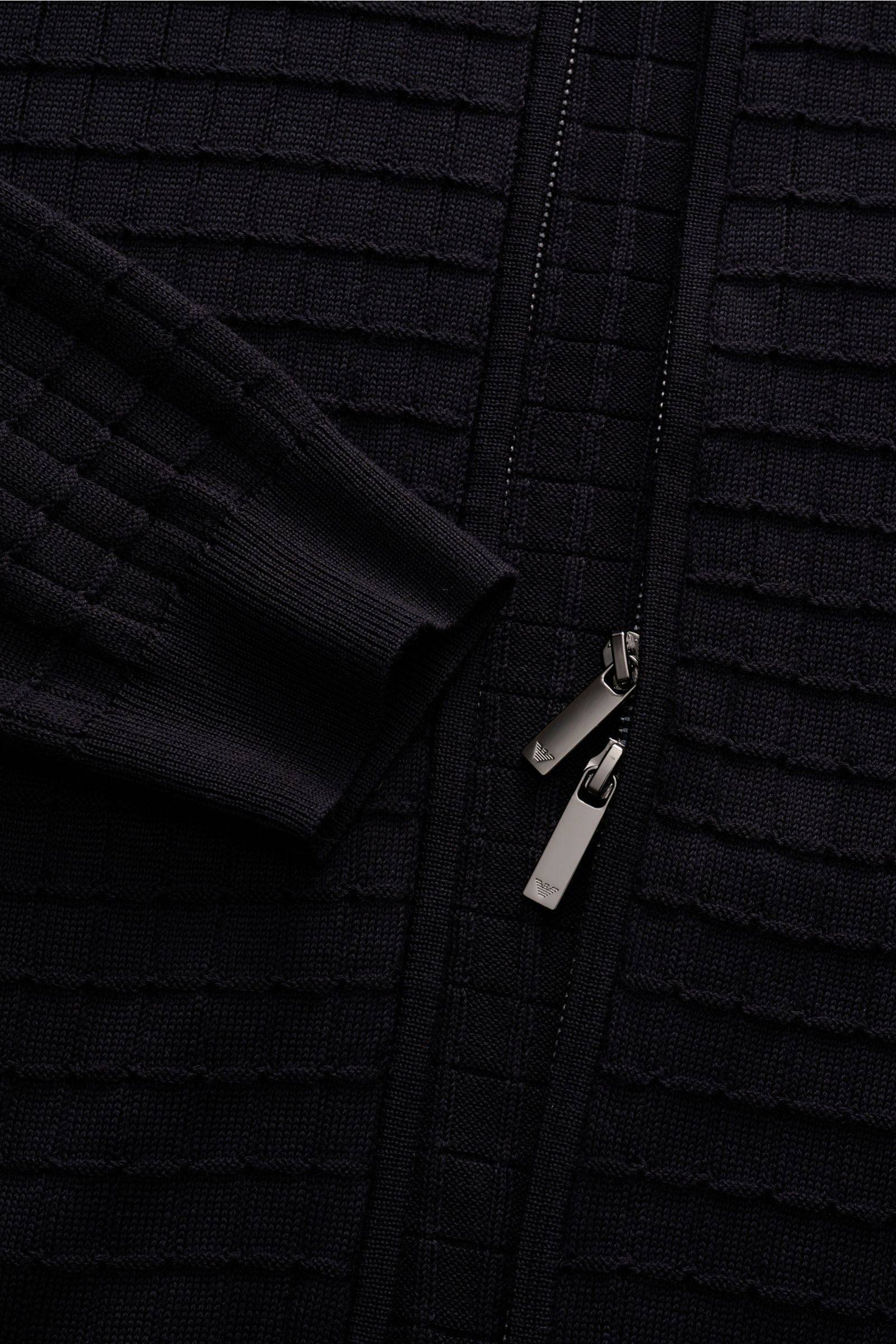 Emporio Armani Strickjacke navy im Close-up, markant strukturiertes Strickmuster, verdeckter Zwei-Wege-Reißverschluss, Rippbündchen, tonales Logo-Stitching.