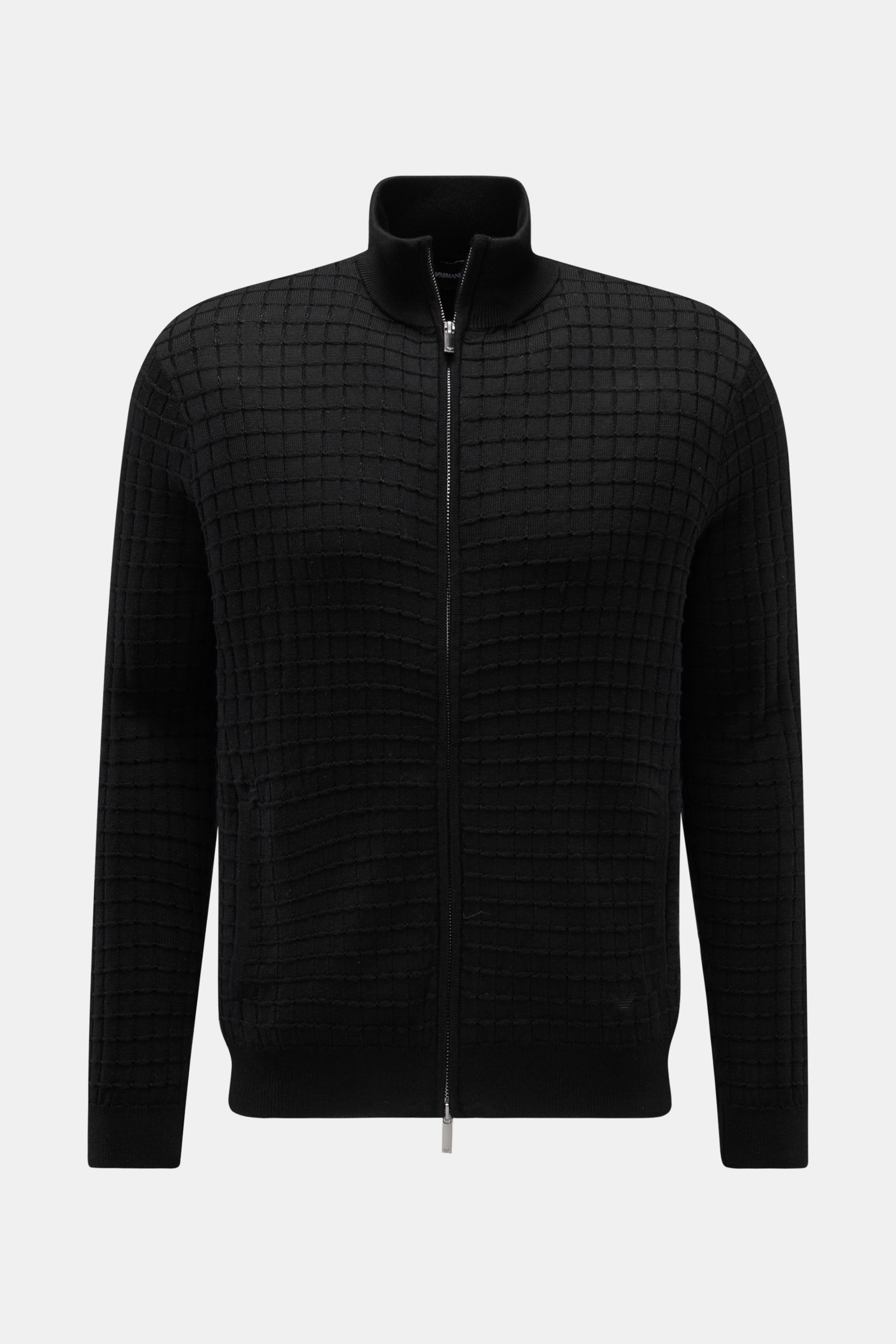 Emporio Armani Strickjacke schwarz, frontale Ansicht, markant strukturiert mit verdecktem Reißverschluss, Stehkragen, tonales Logo-Stitching.