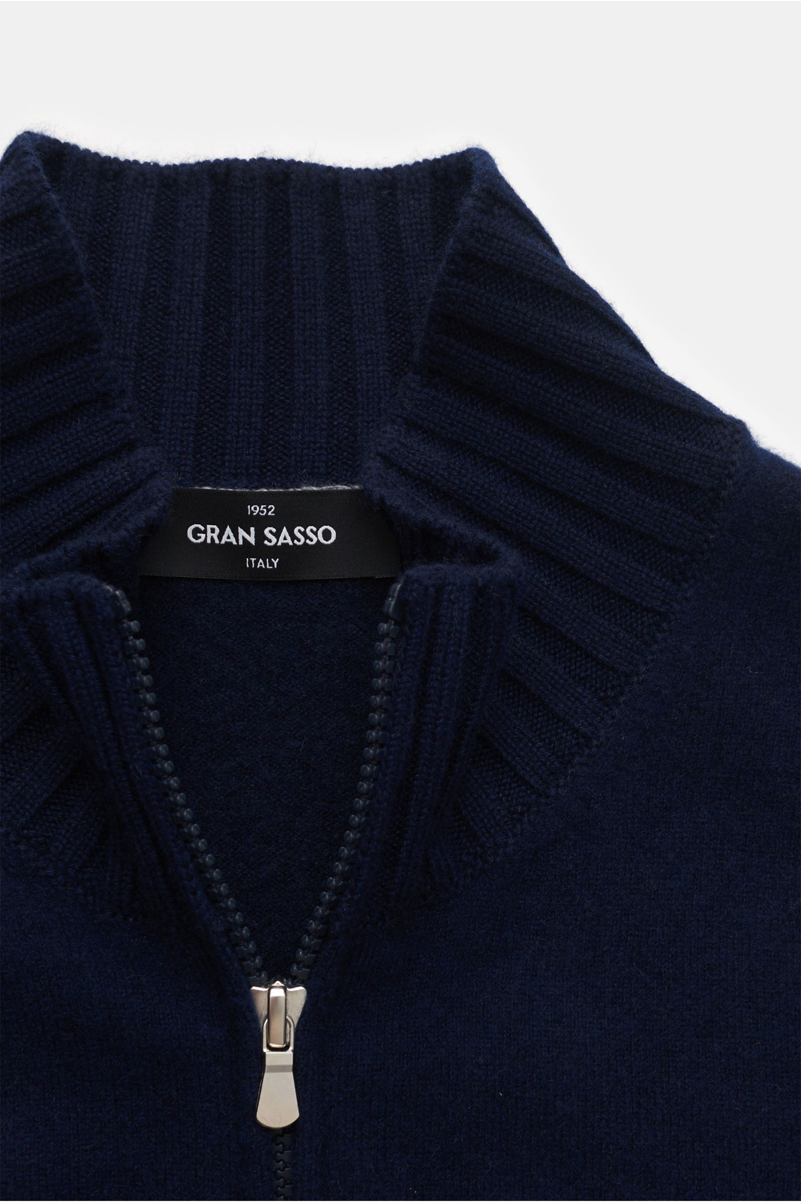 Gran Sasso Cashmere Strickjacke navy, sportives Basic aus reinem Cashmere, weicher Griff, feines Strickbild, Slim Fit, Zwei-Wege-Reißverschluss, Detailaufnahme Kragen.