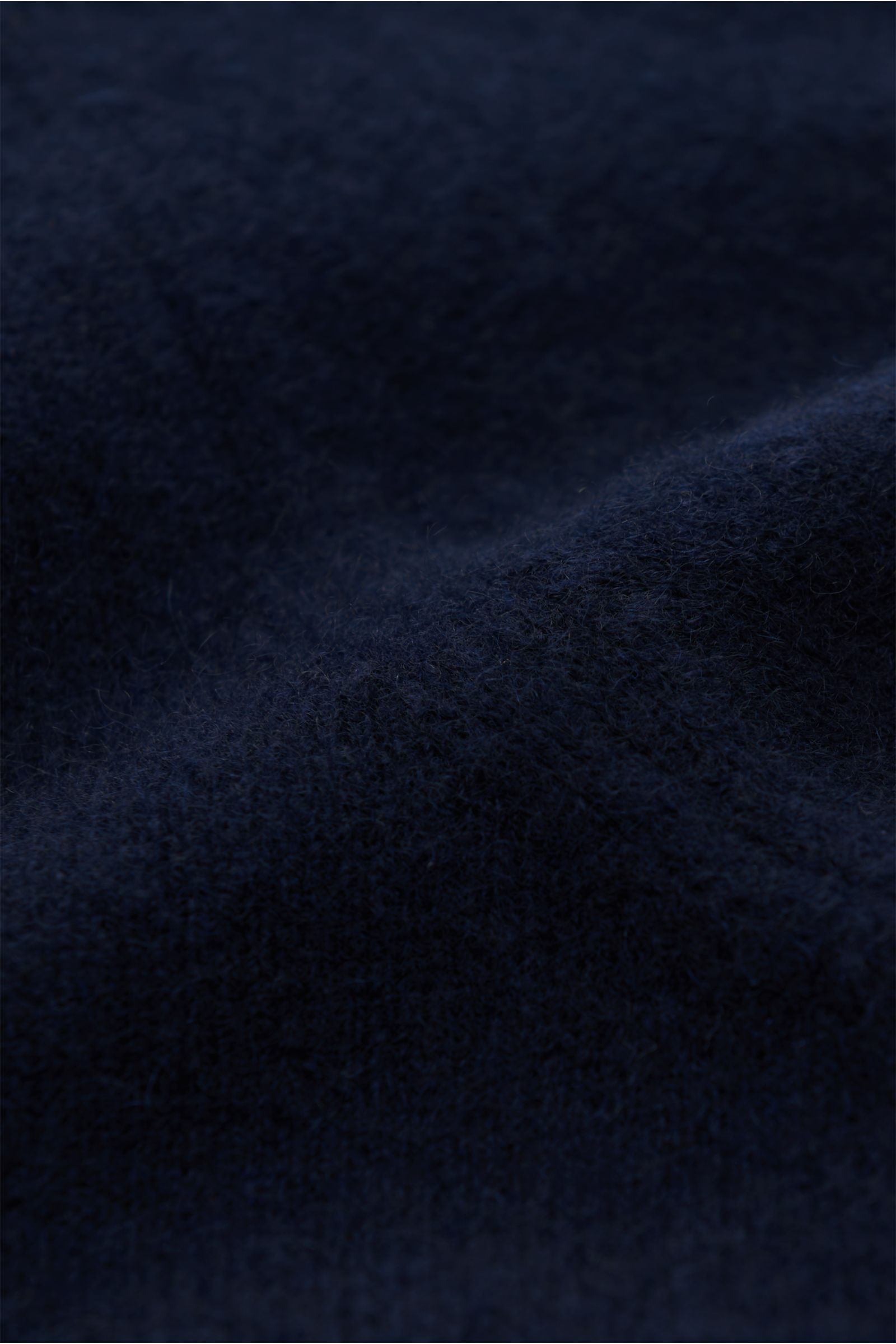 Gran Sasso Cashmere Strickjacke navy Nahaufnahme des weichen, feinen Strickbilds aus reinem Cashmere, Slim Fit, elastische Rippbündchen.