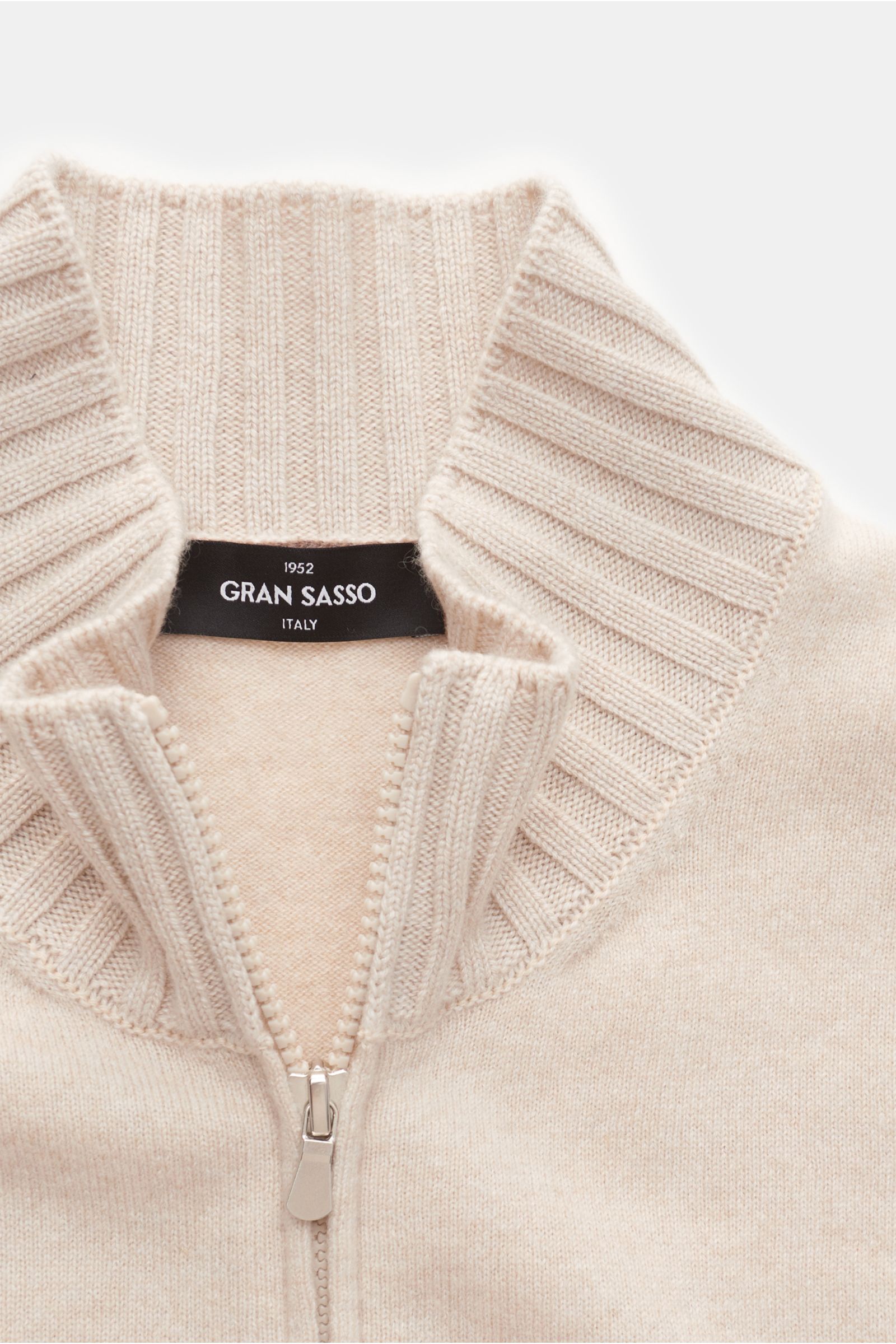 Close-up front view of Gran Sasso Cashmere Strickjacke sand, a slim fit cardigan with a two-way zipper and elastic ribbed cuffs.

Description: Sportives Basic von GRAN SASSO: Diese edle Strickjacke wurde aus anschmiegsamem Cashmere gefertigt und ist di