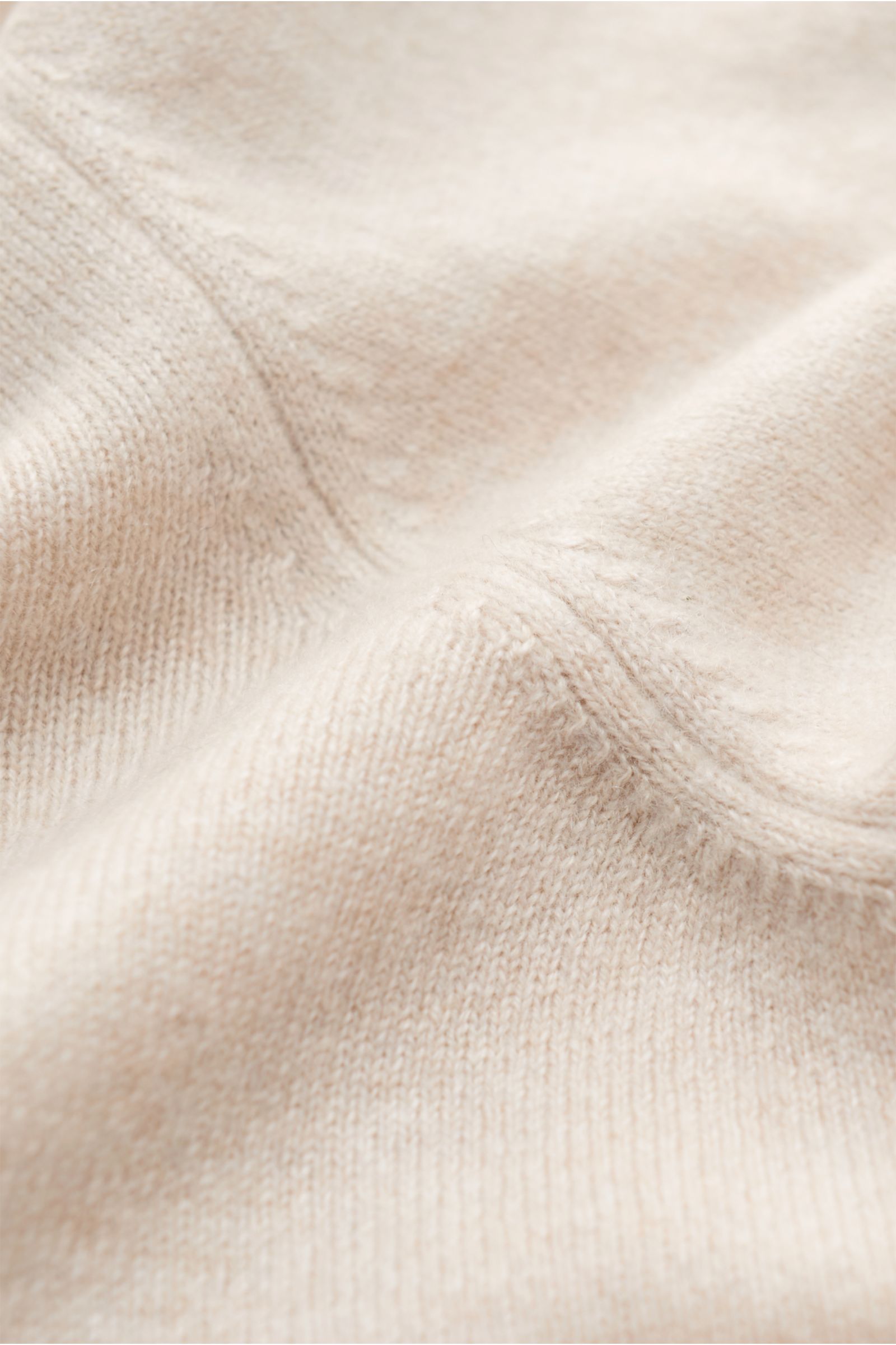 Close-up view of Gran Sasso Cashmere Strickjacke sand showing fine knit texture and soft beige cashmere fabric.

Description: Sportives Basic von GRAN SASSO: Diese edle Strickjacke wurde aus anschmiegsamem Cashmere gefertigt und ist die perfekte Ergänz