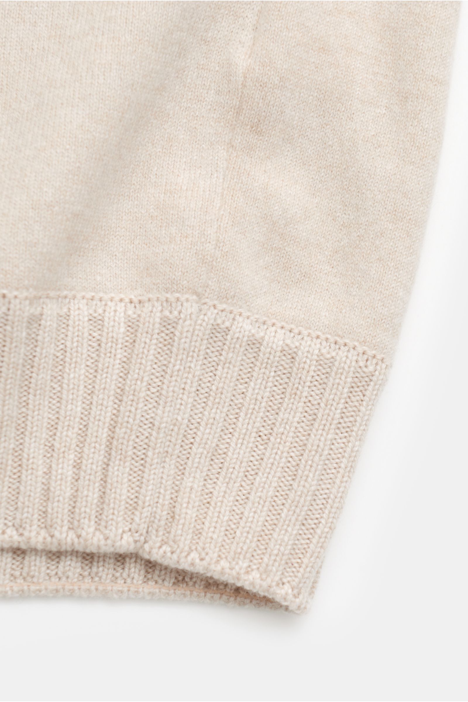 Nahaufnahme der elastischen Rippbündchen einer Gran Sasso Cashmere Strickjacke sand aus feinem, weichem Cashmere in Slim Fit.