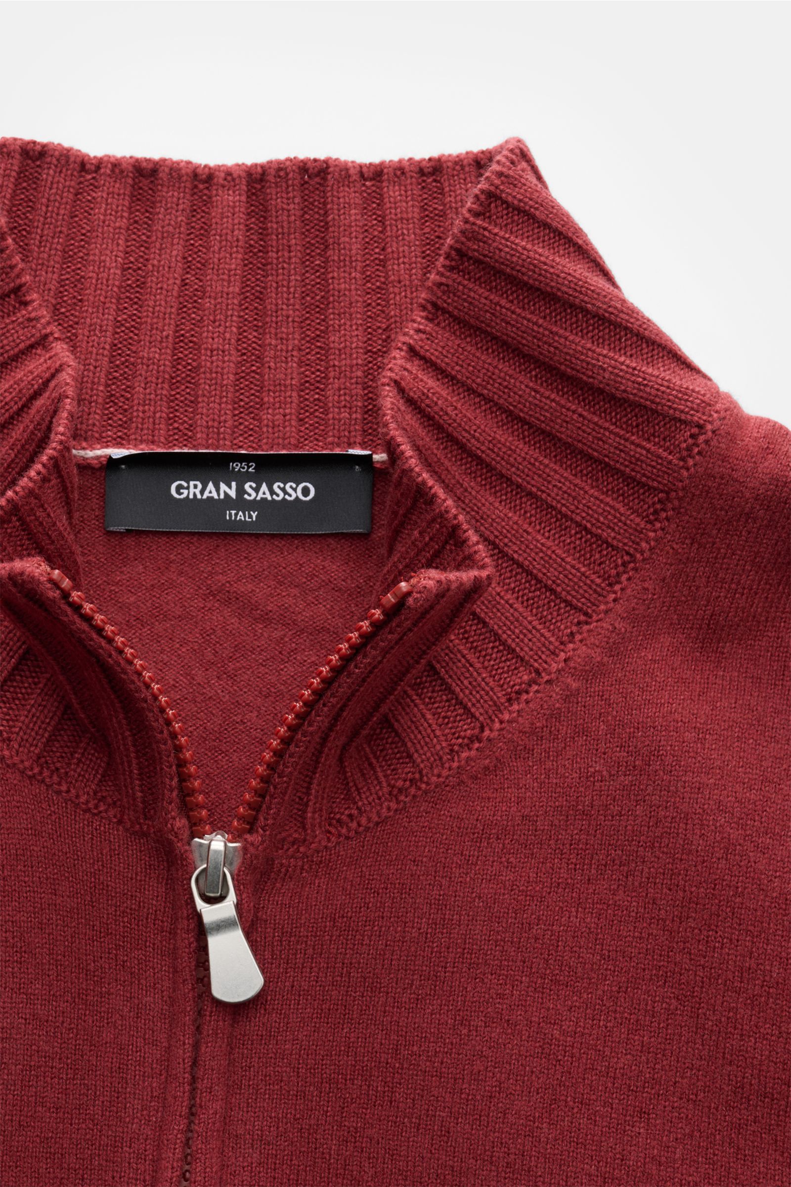 Gran Sasso Cashmere Strickjacke dunkelrot, Slim Fit, aus reinem Cashmere mit feinem Strickbild, elastischen Rippbündchen, Zwei-Wege-Reißverschluss, Nahaufnahme Kragen und Reißverschluss.