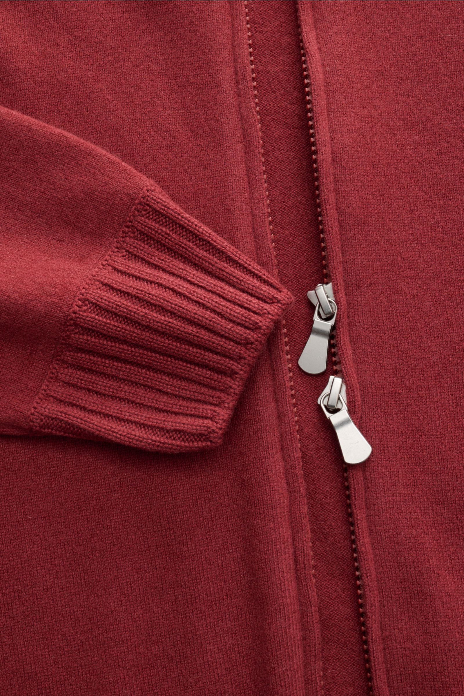 Gran Sasso Cashmere Strickjacke dunkelrot aus reinem Cashmere, fein gestrickt, Slim Fit mit Zwei-Wege-Reißverschluss, Detail von Ärmel und Front aus Nahaufnahme.