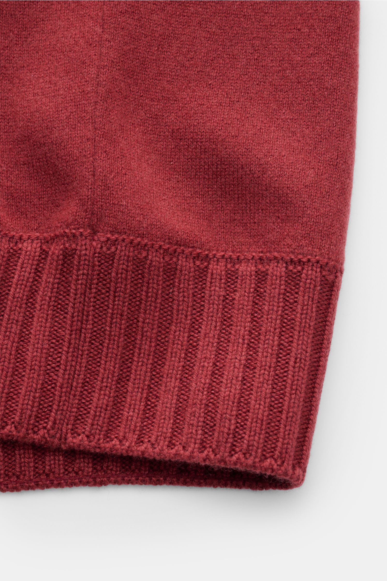 Gran Sasso Cashmere Strickjacke dunkelrot, Nahaufnahme des elastischen Rippbündchens, feines Strickbild, weicher Griff.