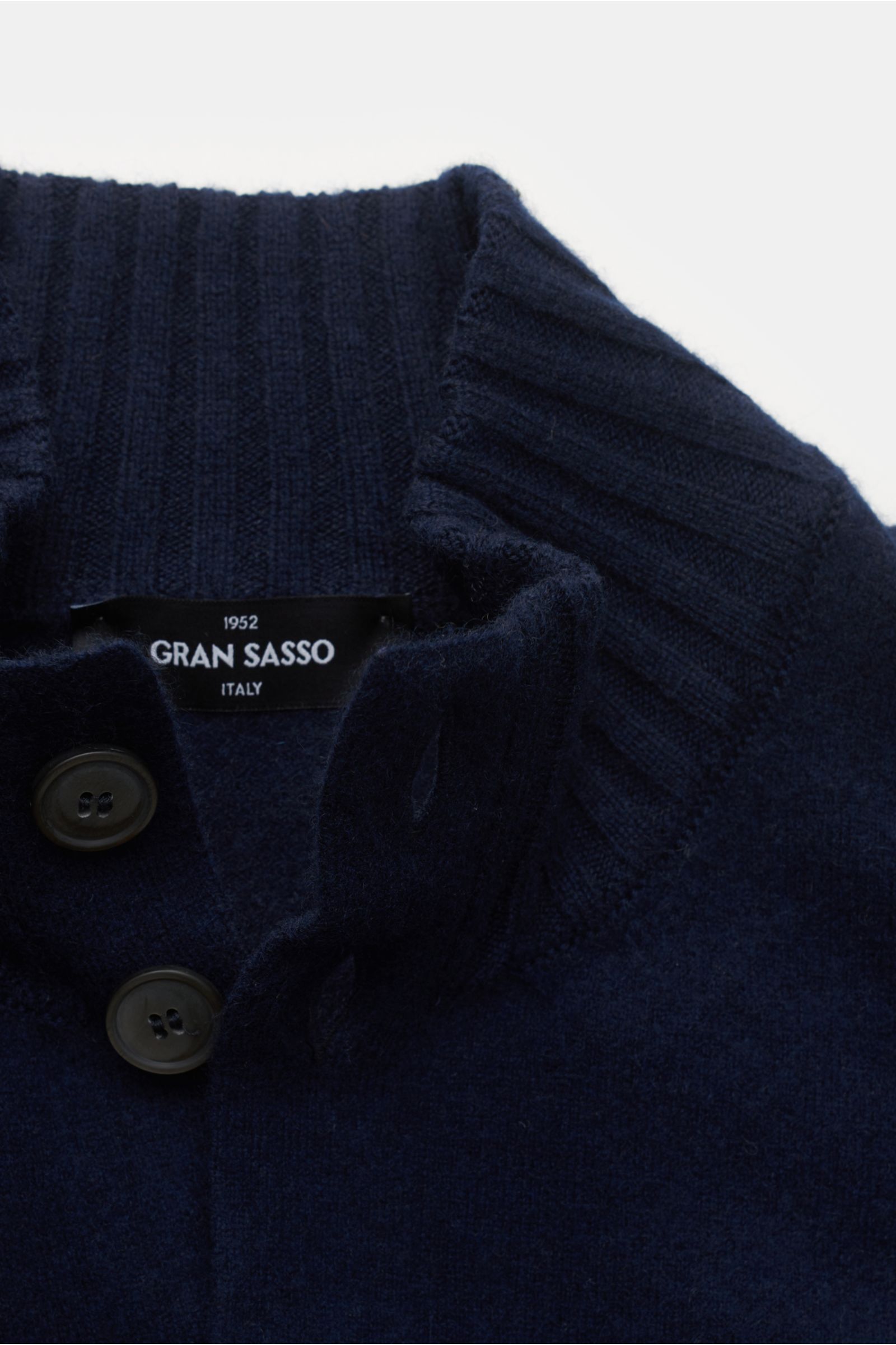Gran Sasso Cashmere Cardigan navy, Nahaufnahme von Stehkragen mit Rippstrick, Acht-Knopf-Leiste, reiner Cashmere, sehr weich, feines Strickbild, Slim Fit.