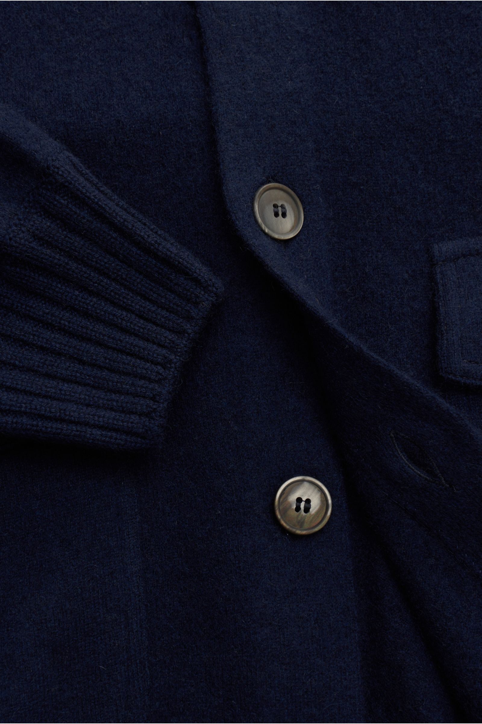 Gran Sasso Cashmere Cardigan navy in Nahaufnahme, Slim Fit mit Stehkragen, Rippbündchen, acht Knöpfen und aufgesetzten Taschen aus weichem reinem Cashmere.