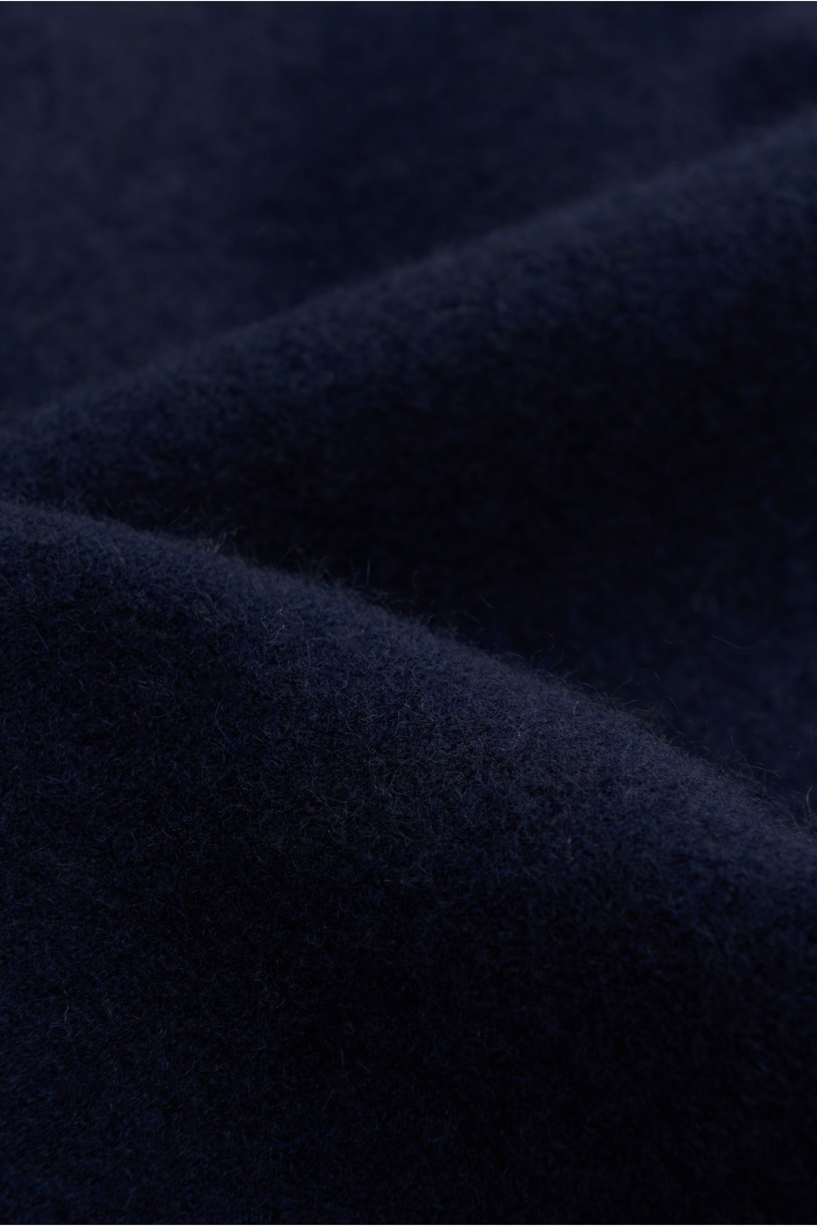 Gran Sasso Cashmere Cardigan navy, Nahaufnahme des feinen, sehr weichen Cashmere-Strickstoffs mit samtigem Griff, Detailansicht.