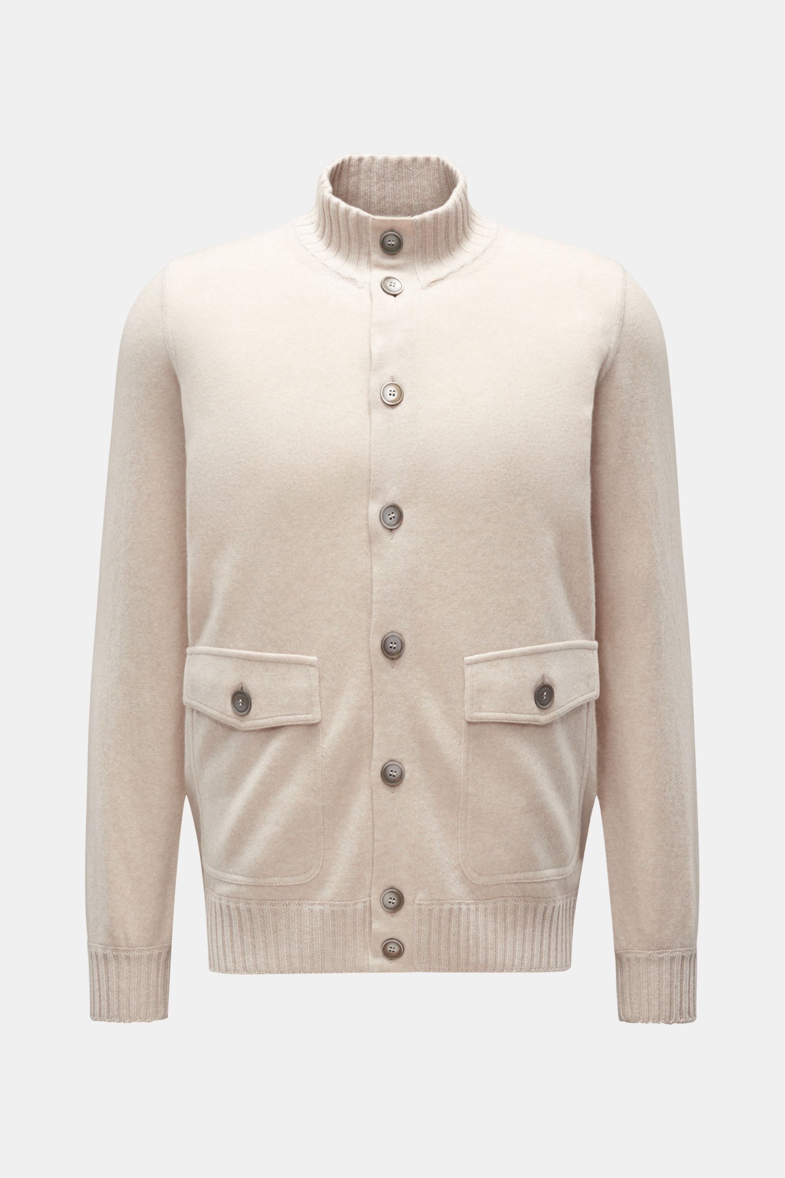 Gran Sasso Cashmere Cardigan sand, frontal fotografiert, Slim Fit, reiner Cashmere, weicher Griff, Stehkragen, Acht-Knopf-Leiste, aufgesetzte Taschen, Rippbündchen.