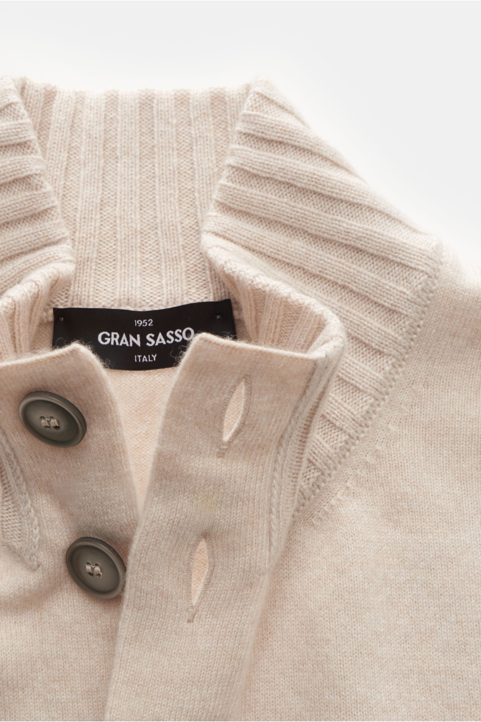 Nahaufnahme des Gran Sasso Cashmere Cardigan sand mit Stehkragen, acht Knöpfen, feinem Strickbild und sehr weichem Griff, fotografiert von oben.