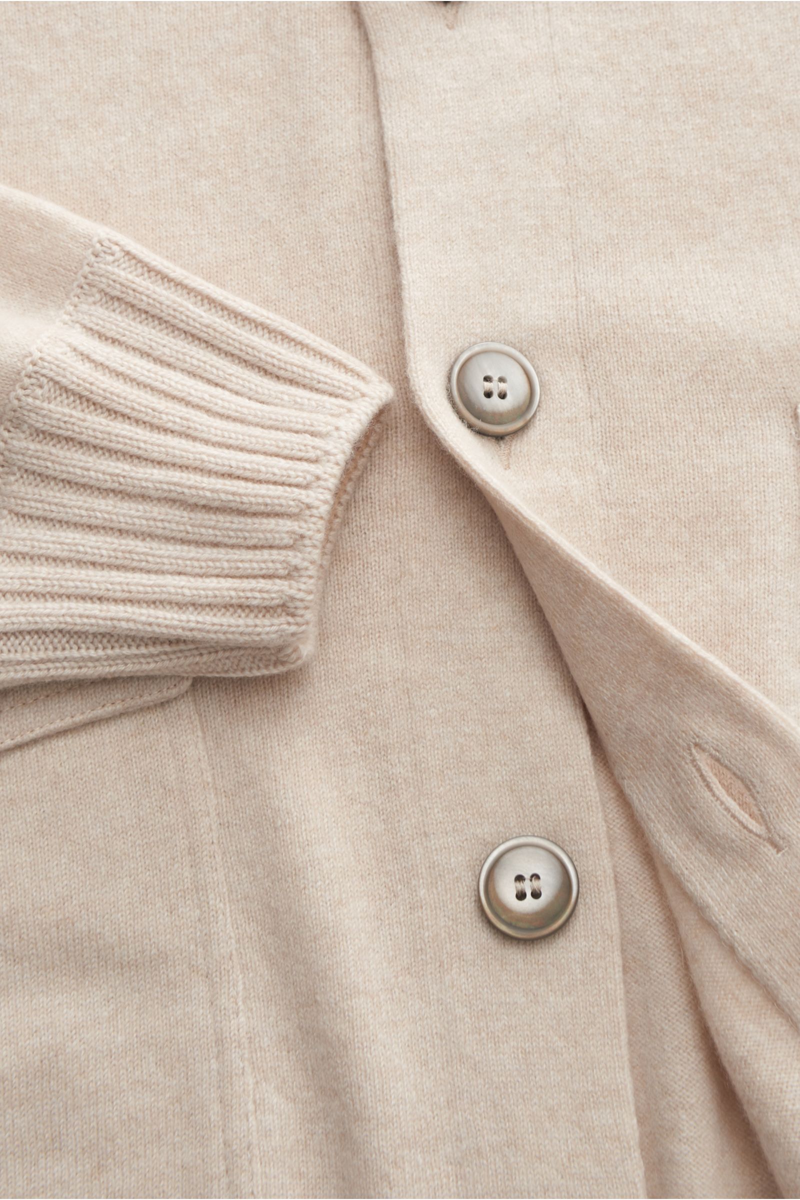Gran Sasso Cashmere Cardigan sand in Nahaufnahme, feiner Slim Fit mit Stehkragen, Acht-Knopf-Leiste und weichen Rippbündchen aus reinem Cashmere.