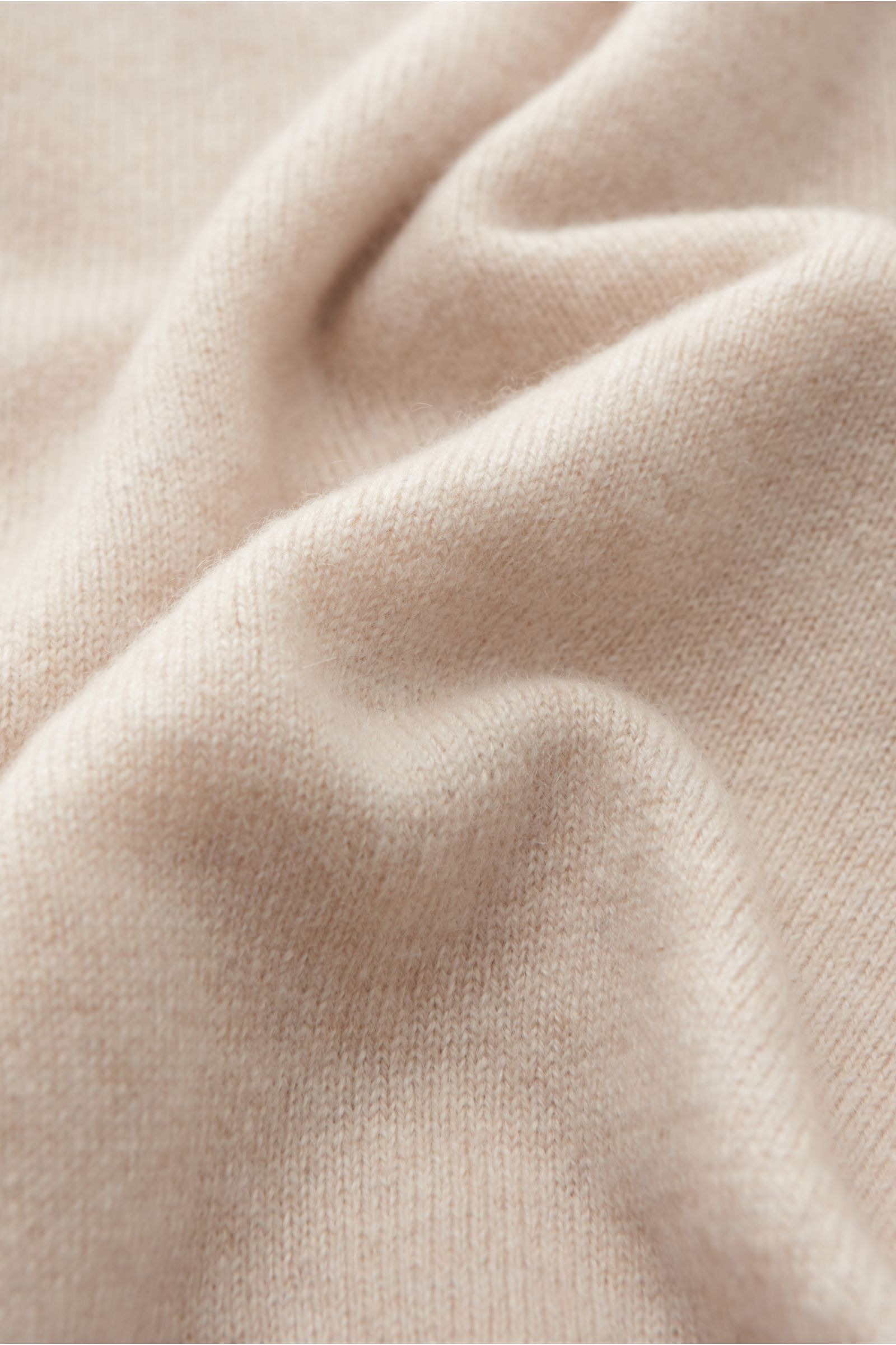 Gran Sasso Cashmere Cardigan sand Nahaufnahme des feinen Strickbilds aus reinem, sehr weichem Cashmere mit weichen Falten, Frontperspektive.
