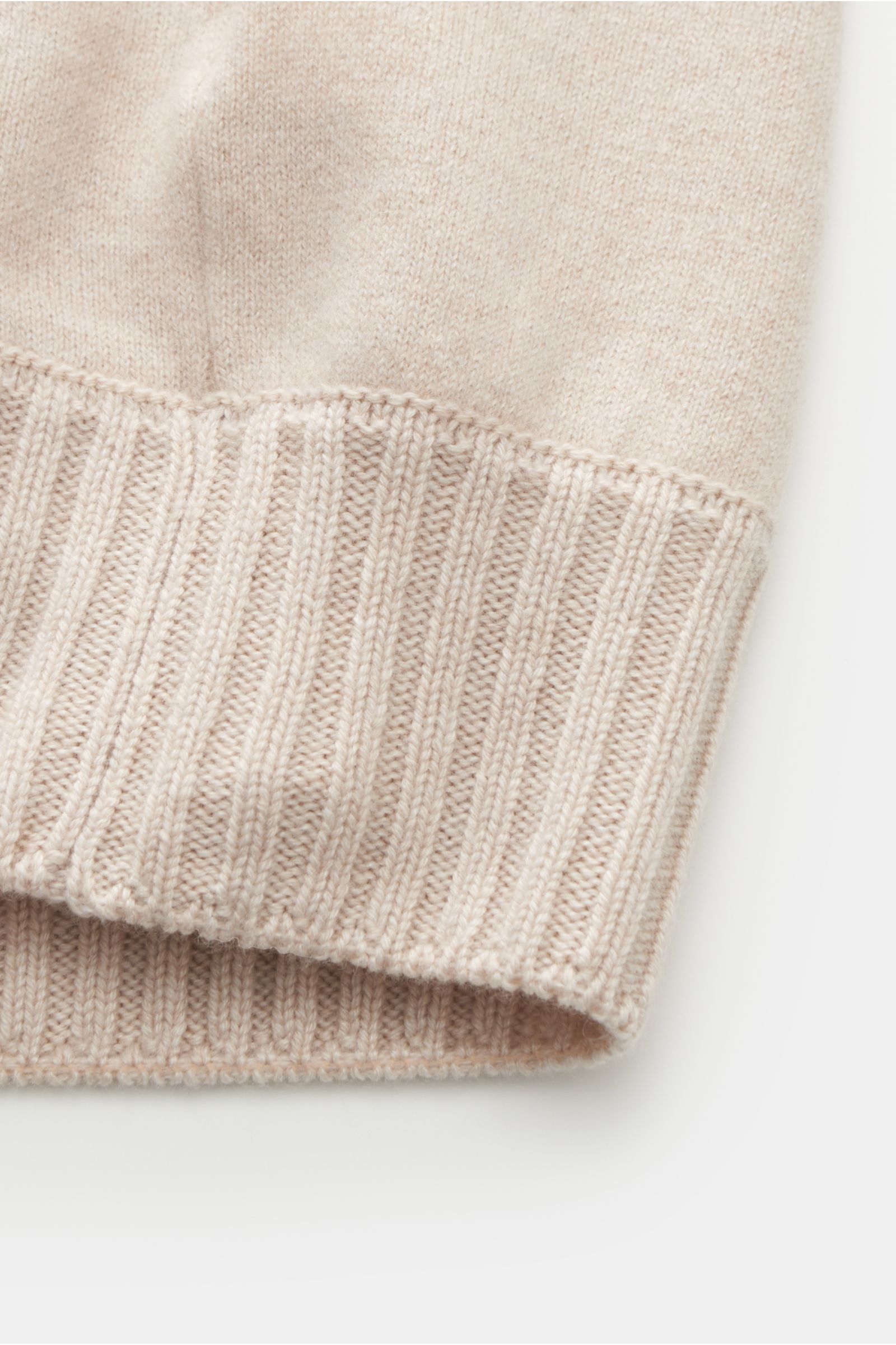 Nahaufnahme des Rippbündchens vom Gran Sasso Cashmere Cardigan sand in Slim Fit, reiner Cashmere mit feinem Strickbild und sehr weichem Griff.