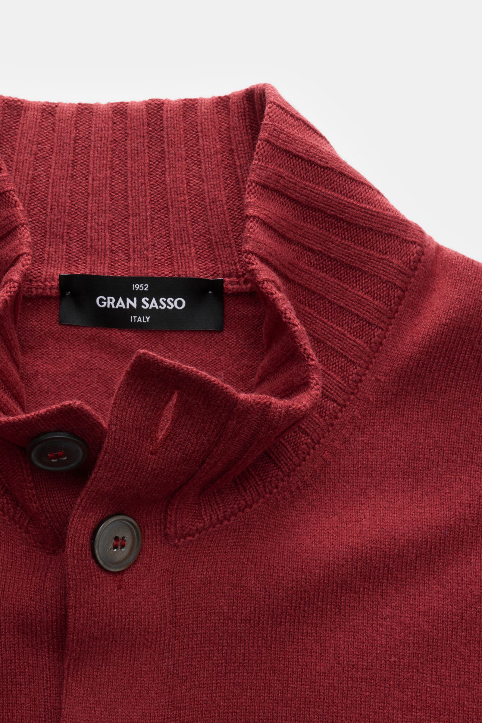 Gran Sasso Cashmere Cardigan dunkelrot in Slim Fit, Nahaufnahme von oben zeigt Stehkragen, acht Knöpfe, weiches Cashmere und feines Strickbild.