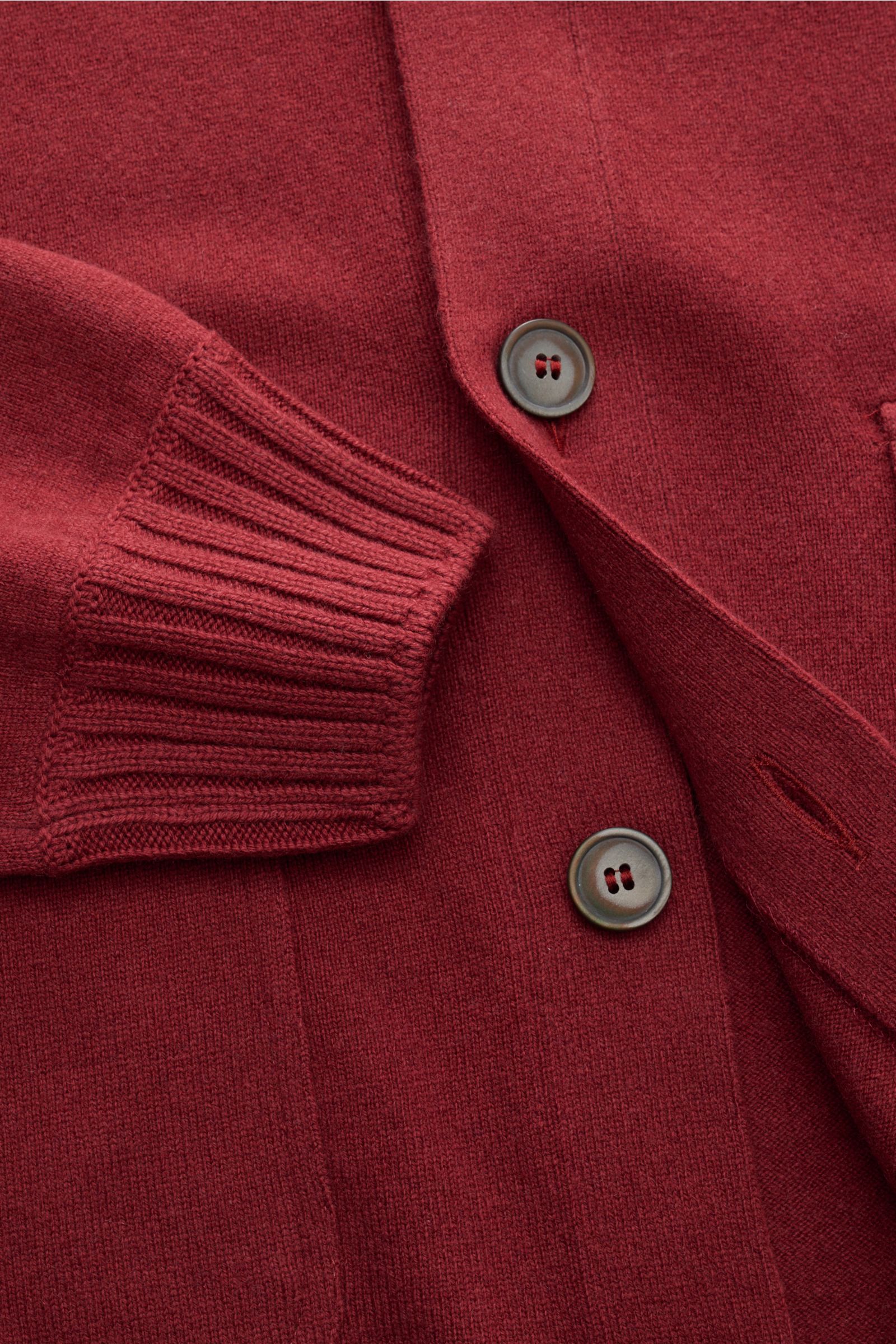 Gran Sasso Cashmere Cardigan dunkelrot aus feinstem Cashmere, Detailaufnahme von Ärmel mit Rippbündchen und Acht-Knopf-Leiste, Slim Fit, Stehkragen, Hüfttaschen.