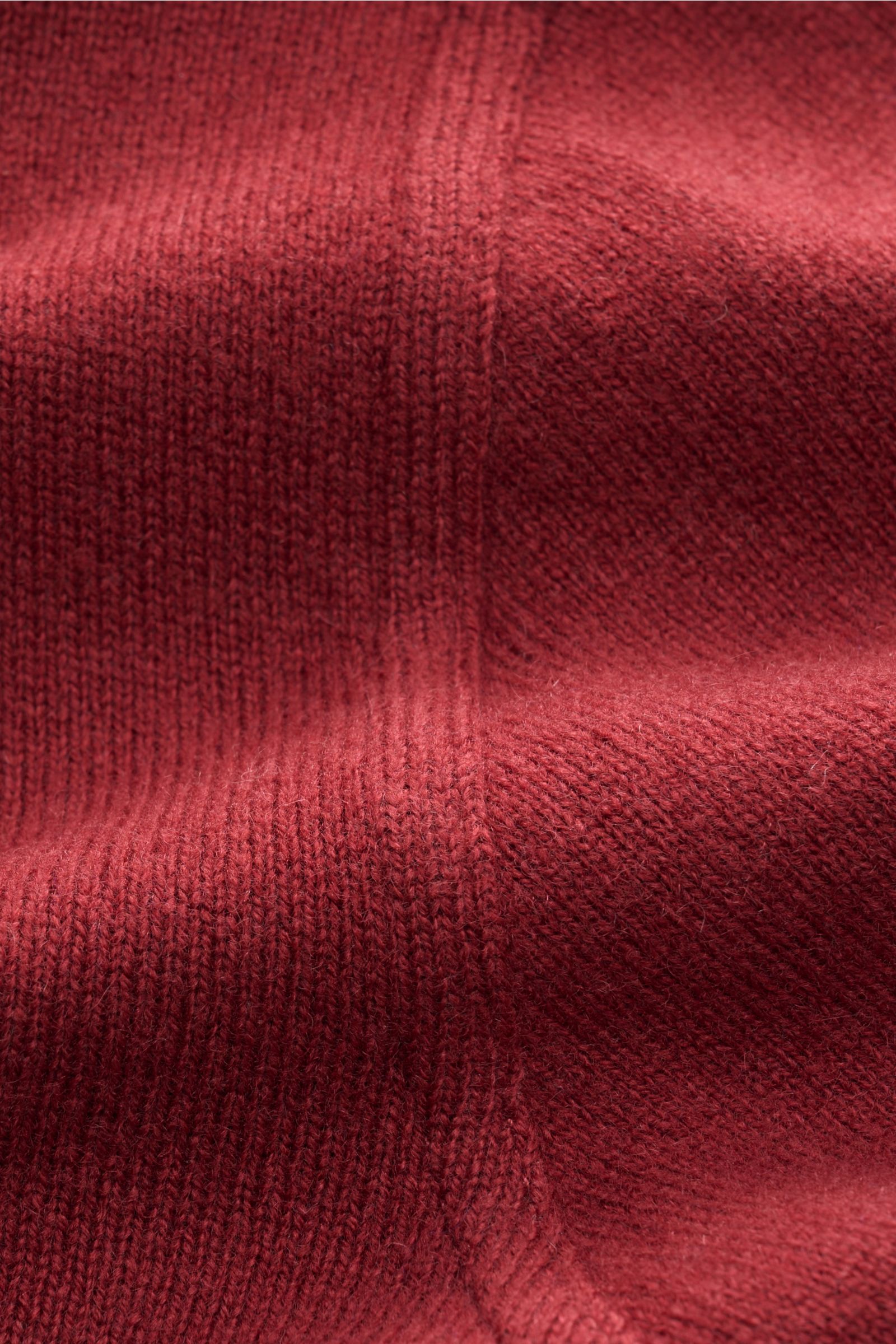 Gran Sasso Cashmere Cardigan dunkelrot, Nahaufnahme des feinen Strickbilds und weichen Cashmere-Materials aus frontaler Perspektive.