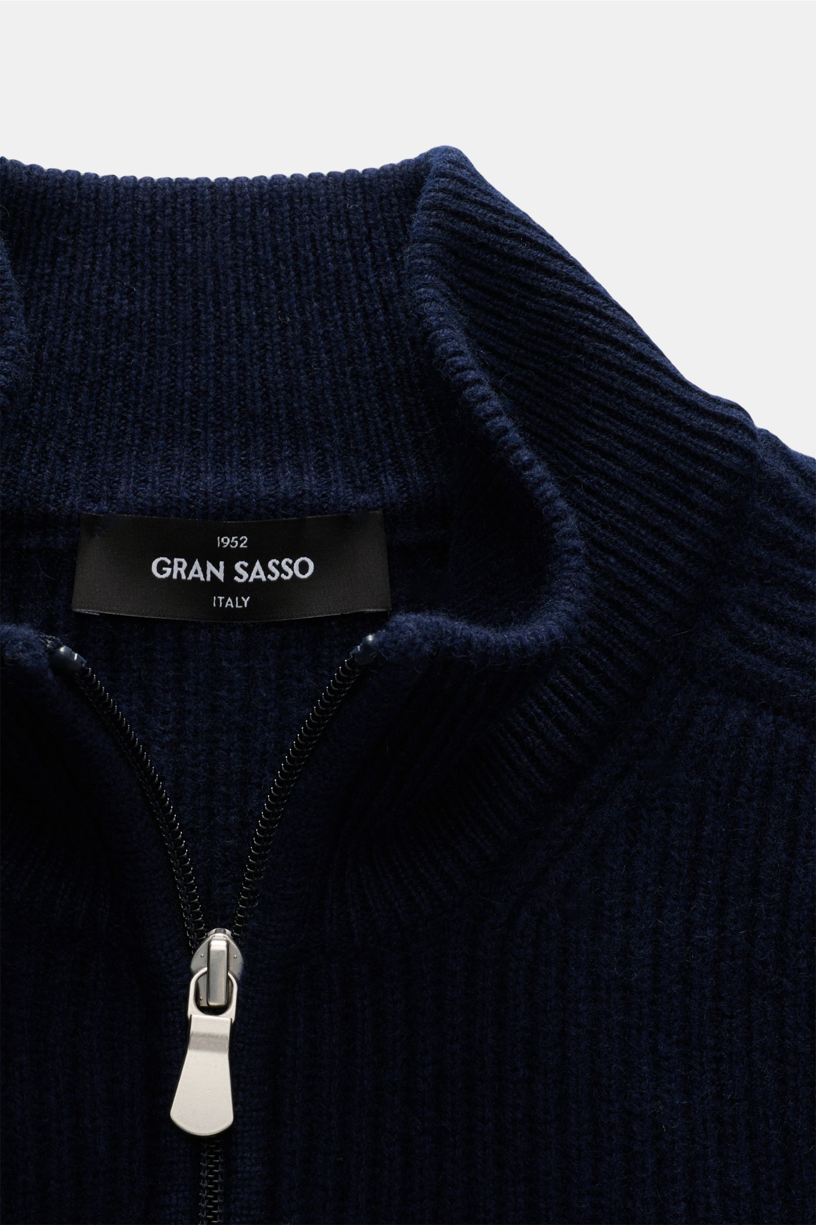 Close-up front view of Gran Sasso Rundhalspullover navy with zipper, showing reine Baumwolle, weicher Griff, feines Strickbild, Slim Fit, Rundhalsausschnitt, komfortable Rippbündchen.