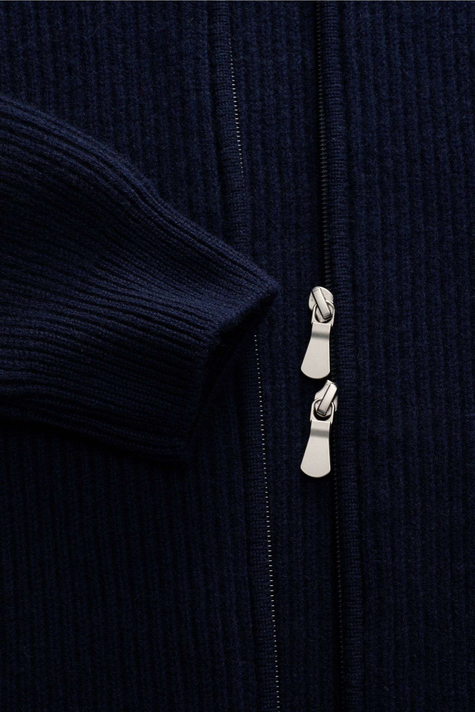Close-up front view of Gran Sasso Rundhalspullover navy showing zipper and sleeve, reine Baumwolle, weicher Griff, feines Strickbild, Slim Fit, Rundhalsausschnitt, komfortable Rippbündchen.
