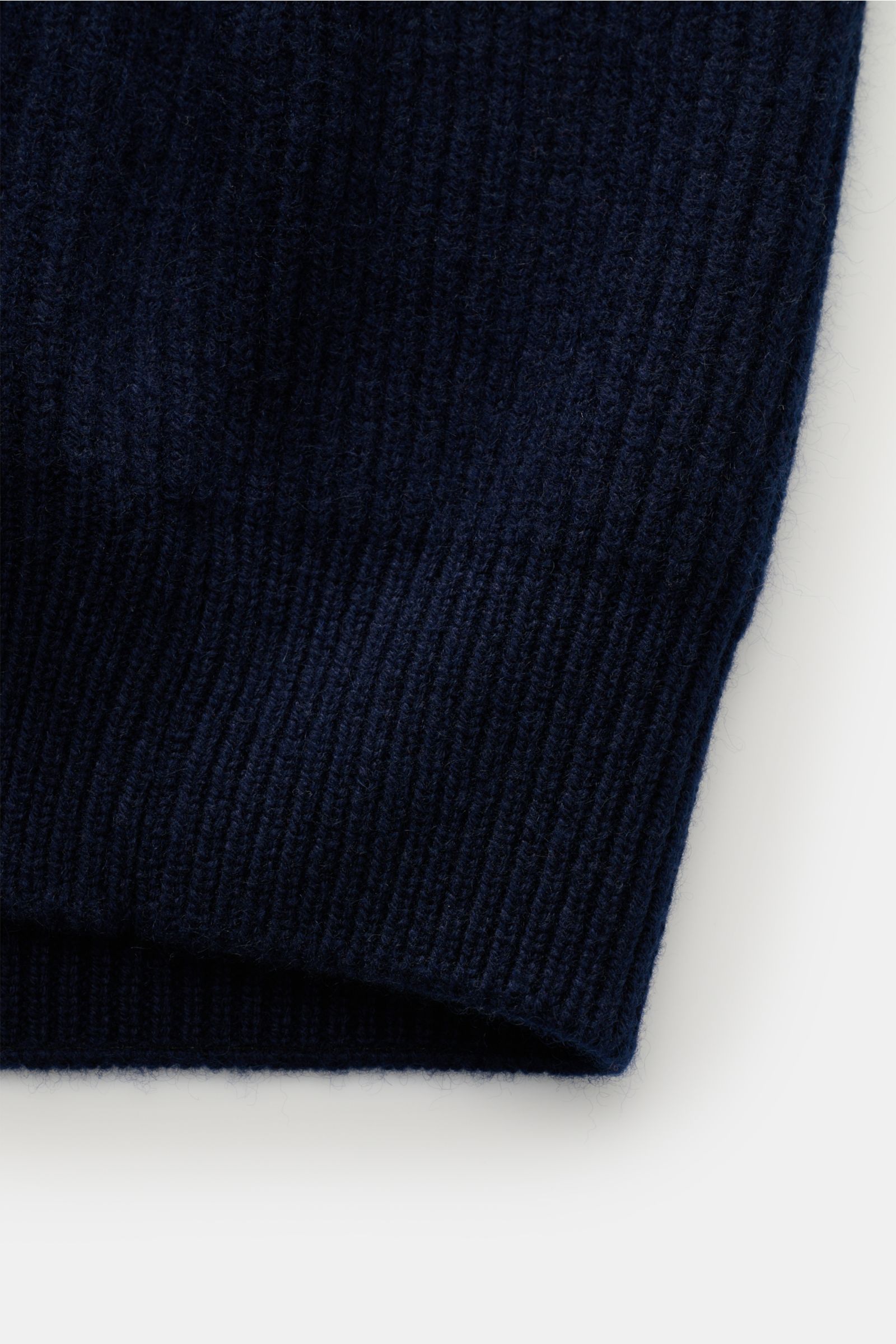 Close-up front view of the Gran Sasso Rundhalspullover navy showing reine Baumwolle, weicher Griff, feines Strickbild, Slim Fit, Rundhalsausschnitt, and komfortable Rippbündchen.