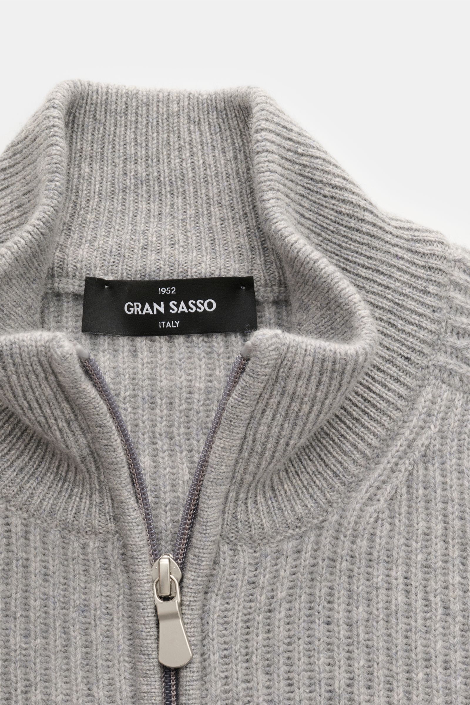Gran Sasso Cashmere Strickjacke grau meliert aus reinem Cashmere, Patentstrick, Slim Fit, hoch schließend mit Zwei-Wege-Reißverschluss, schräge Hüfttaschen, Rippbündchen, weicher Griff, mittelfeines Strickbild, Nahaufnahme von oben auf den Kragen und Reiß