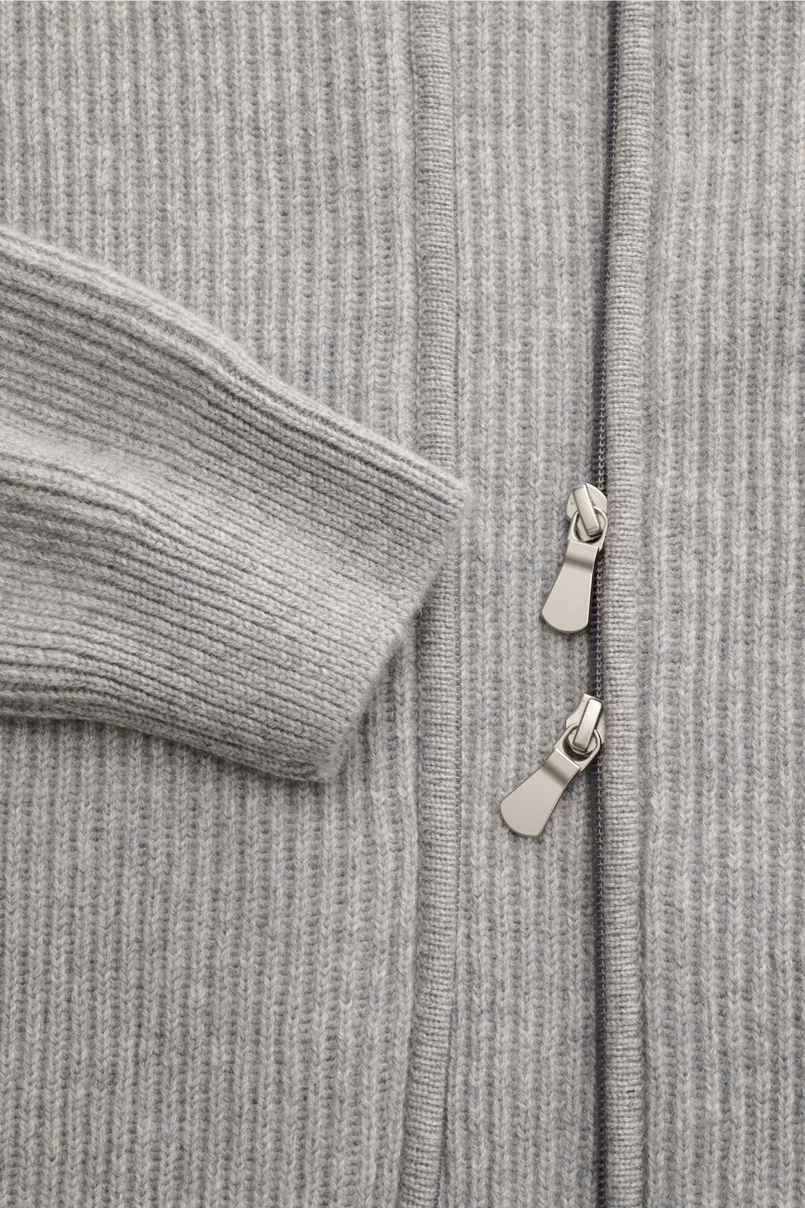 Gran Sasso Cashmere Strickjacke grau meliert, Detailaufnahme von vorne, reiner Cashmere, Slim Fit, Two-Way-Zipper, Rippbündchen.