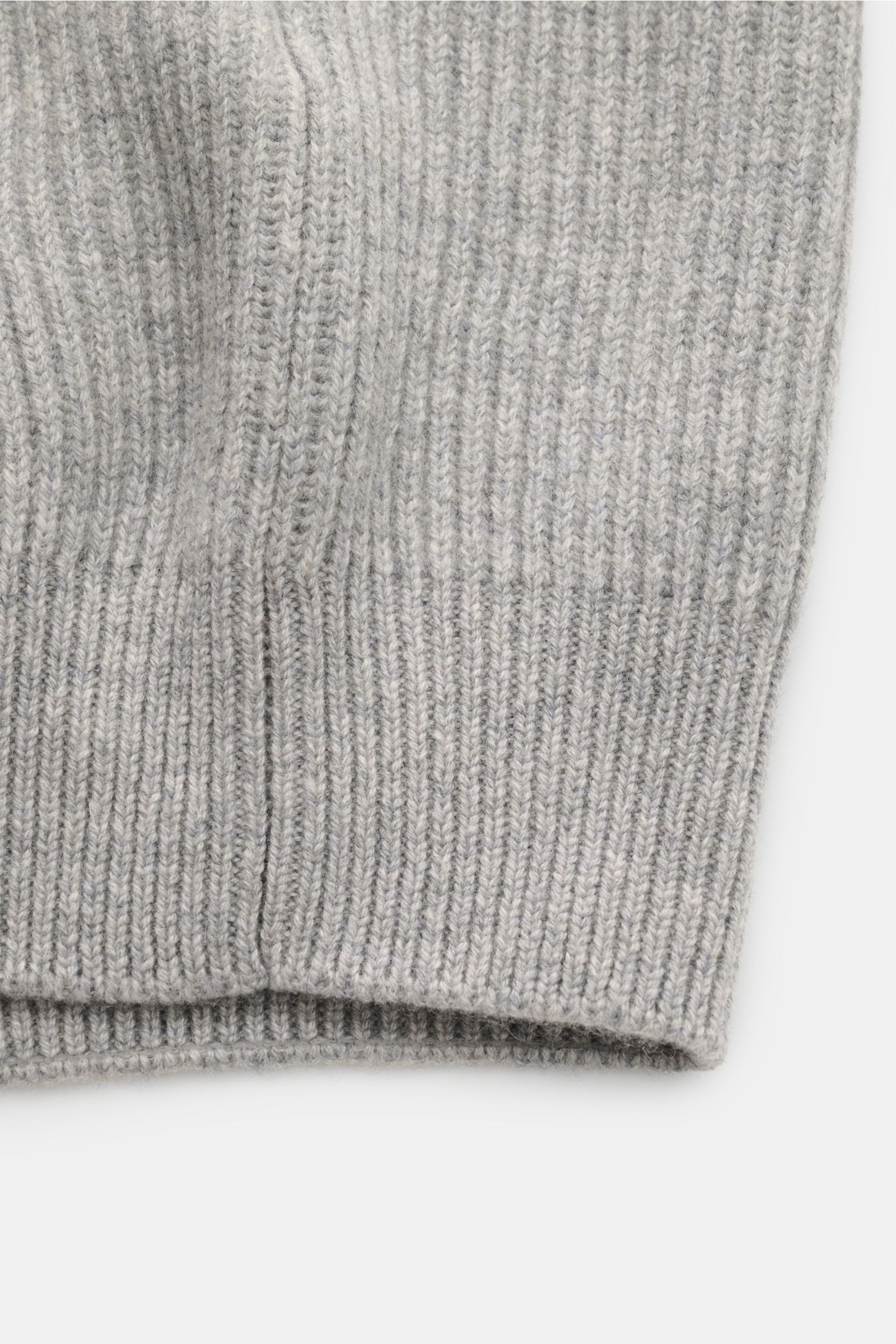 Gran Sasso Cashmere Strickjacke grau meliert, Detailaufnahme der Ärmelbündchen aus weichem, mittelfeinem Patentstrick mit Rippbündchen.