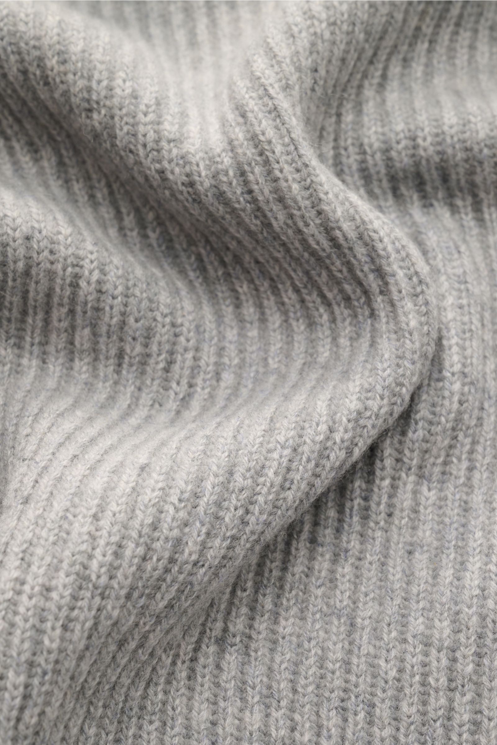 Gran Sasso Cashmere Strickjacke grau meliert, Nahaufnahme der weichen, mittelfeinen Patentstrickstruktur aus reinem Cashmere mit Rippbündchen.