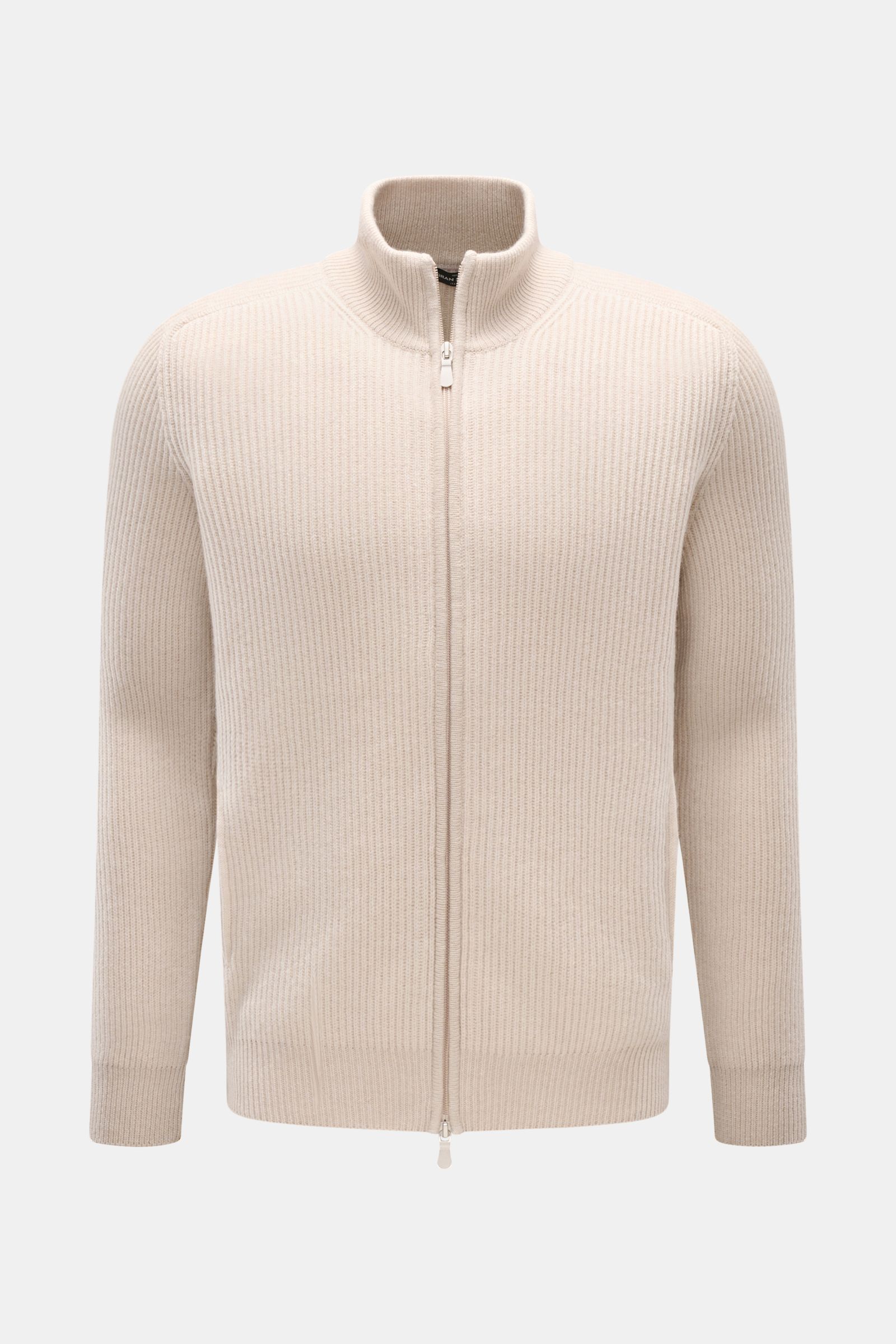 Front view of Gran Sasso Cashmere Strickjacke sand, a slim fit, sand-colored cashmere cardigan with patent knit, high collar, two-way zipper, and slanted hip pockets. 

Edles Essential von GRAN SASSO: gefertigt aus geschmeidigem Cashmere in Patentstric